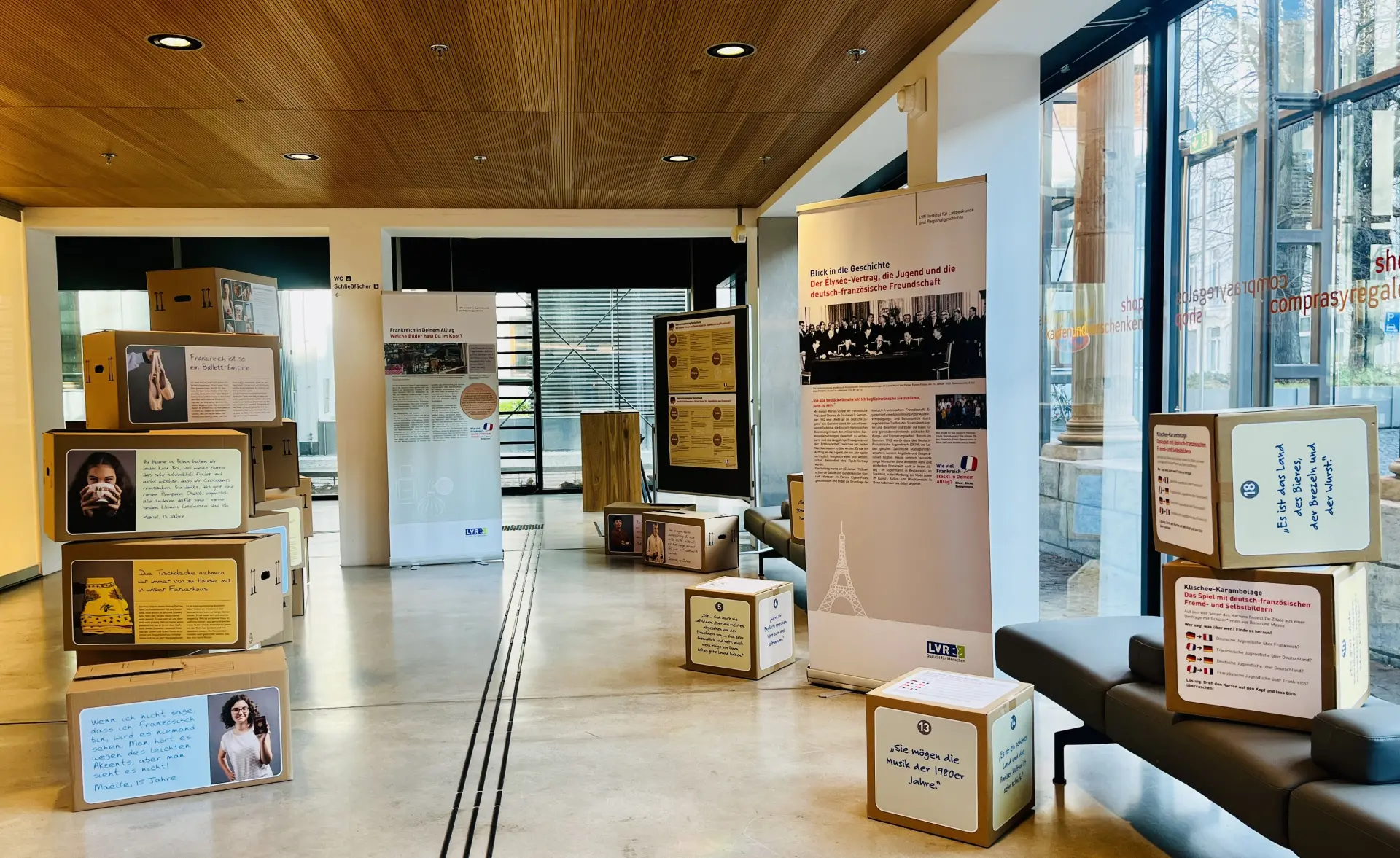 Ausstellungsraum mit Elementen aus Roll-ups und Kartons.