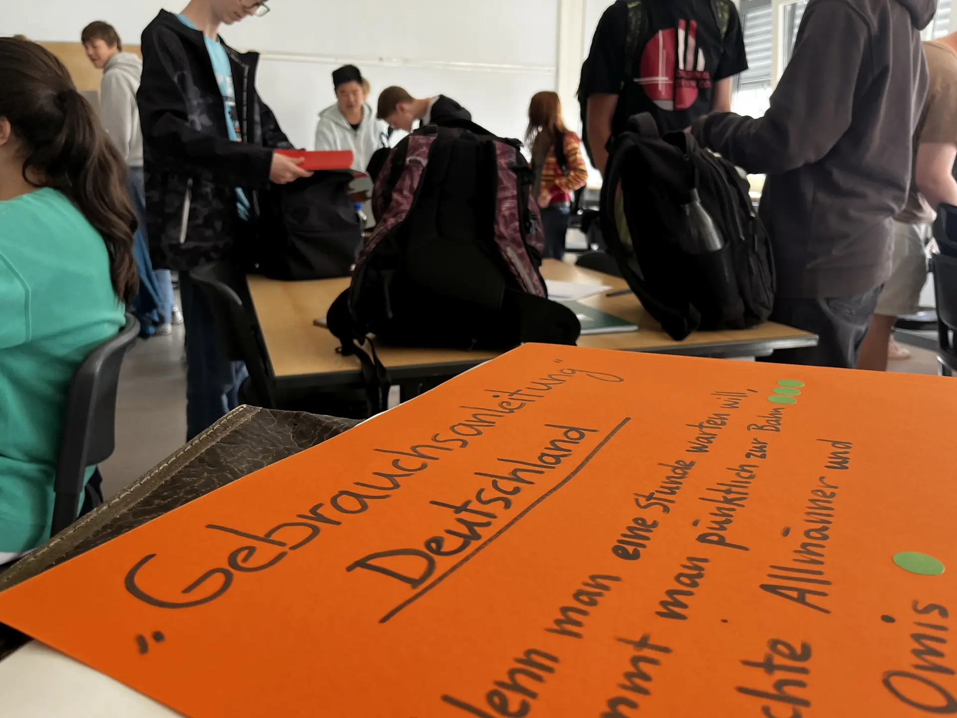 Schüler*innen bei der Projektarbeit an der Ausstellung.