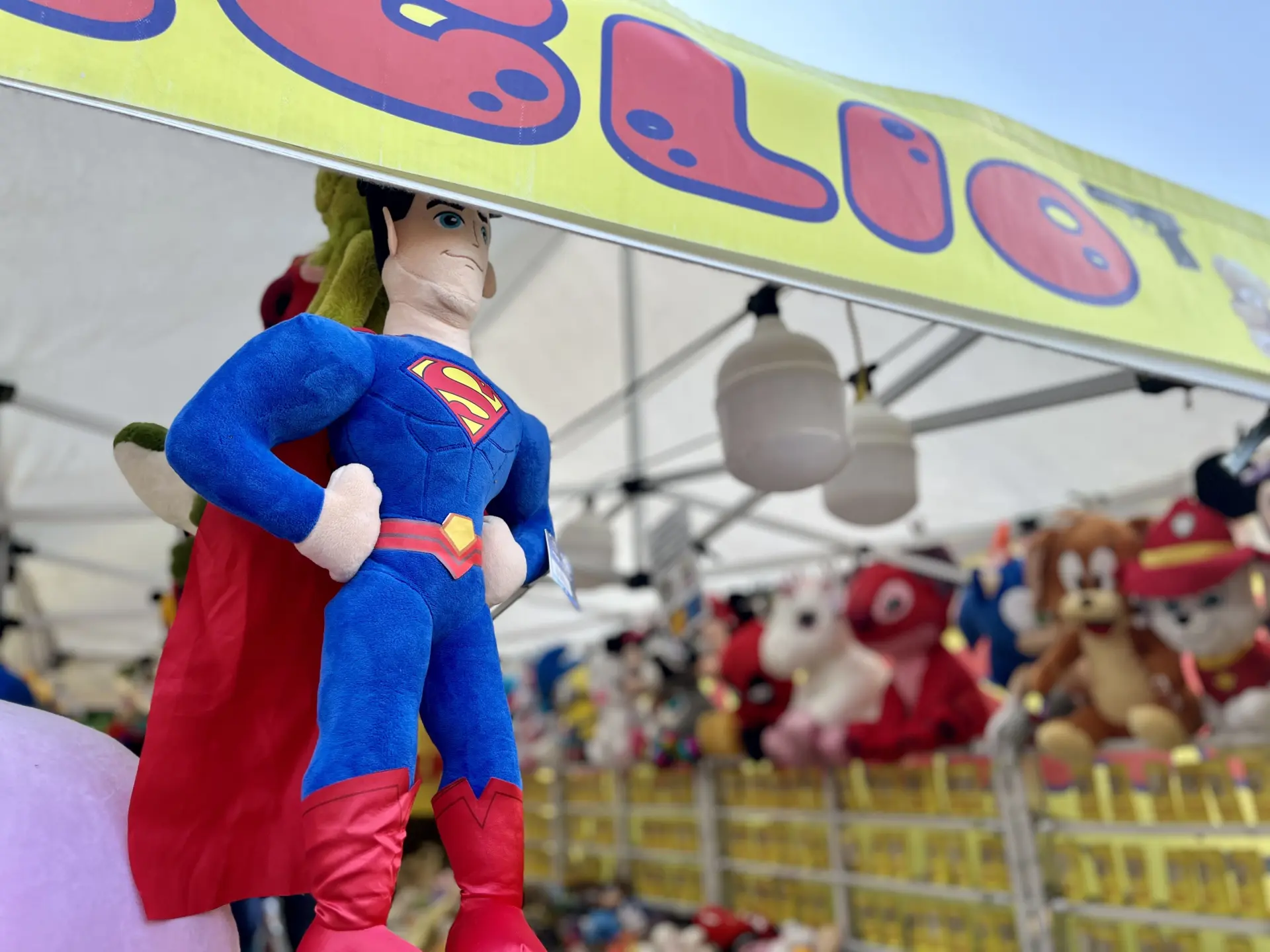 Popkulturelle Heldenbilder: Superman als Comicfigur und Plüschfigur vom Jahrmarkt.