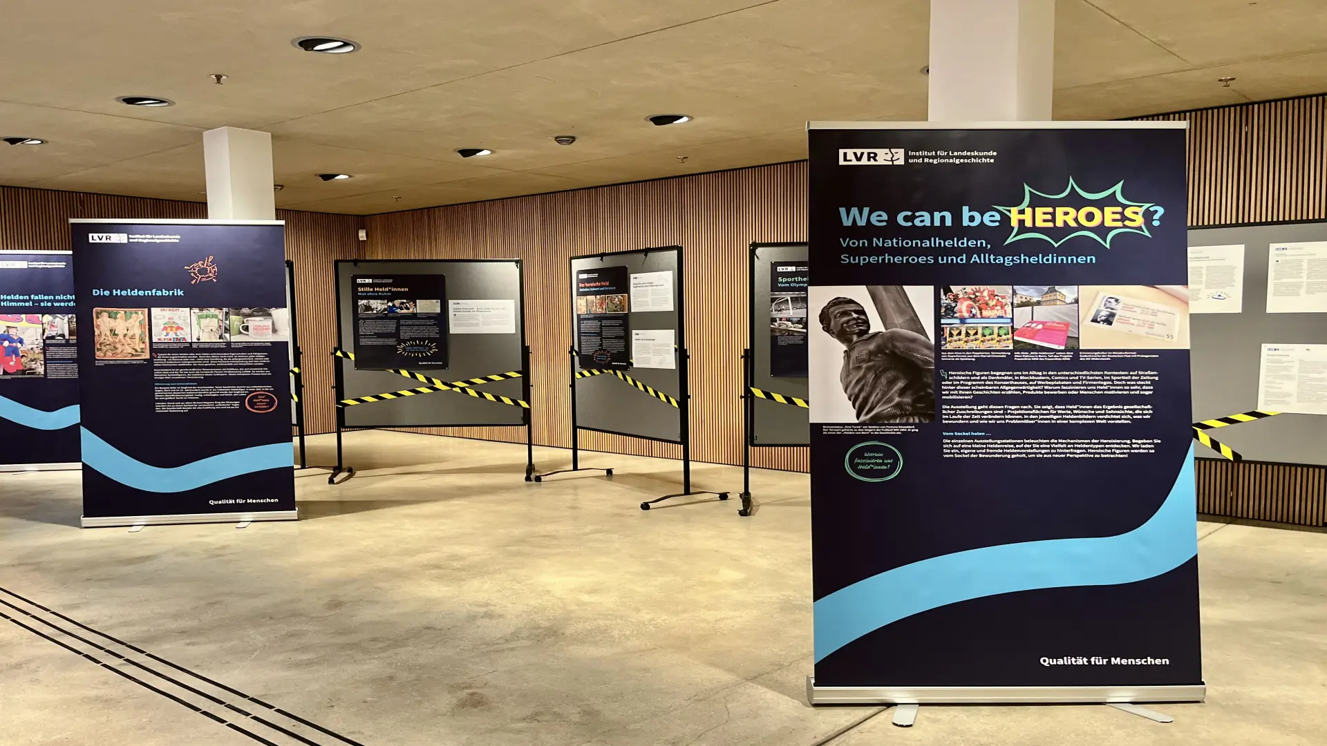 Baustellenband als Gestaltungselement der Ausstellung zum Thema Heldenkonstruktion.