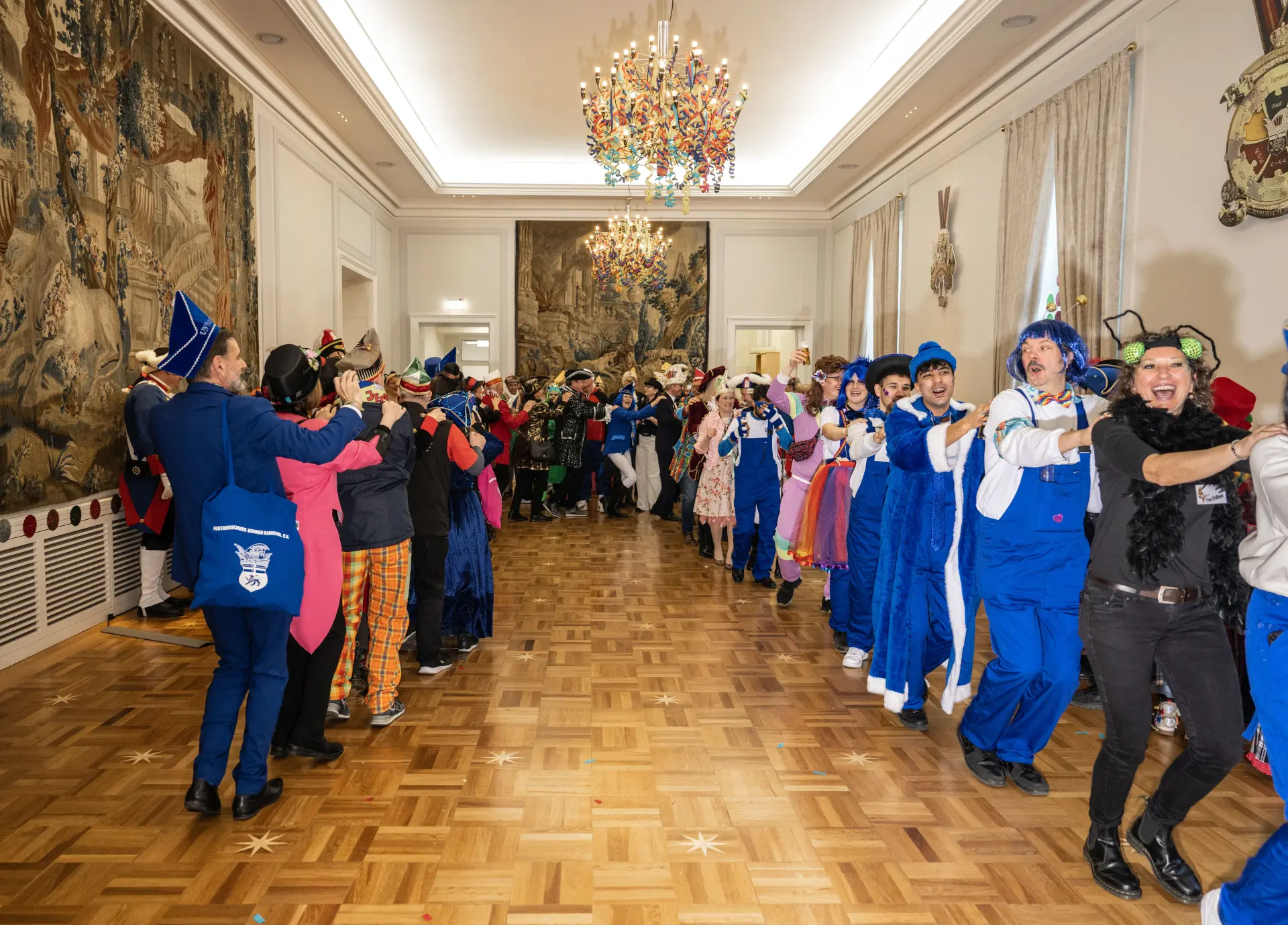 Karnevalisten bei einer Polonaise im Rathaus.