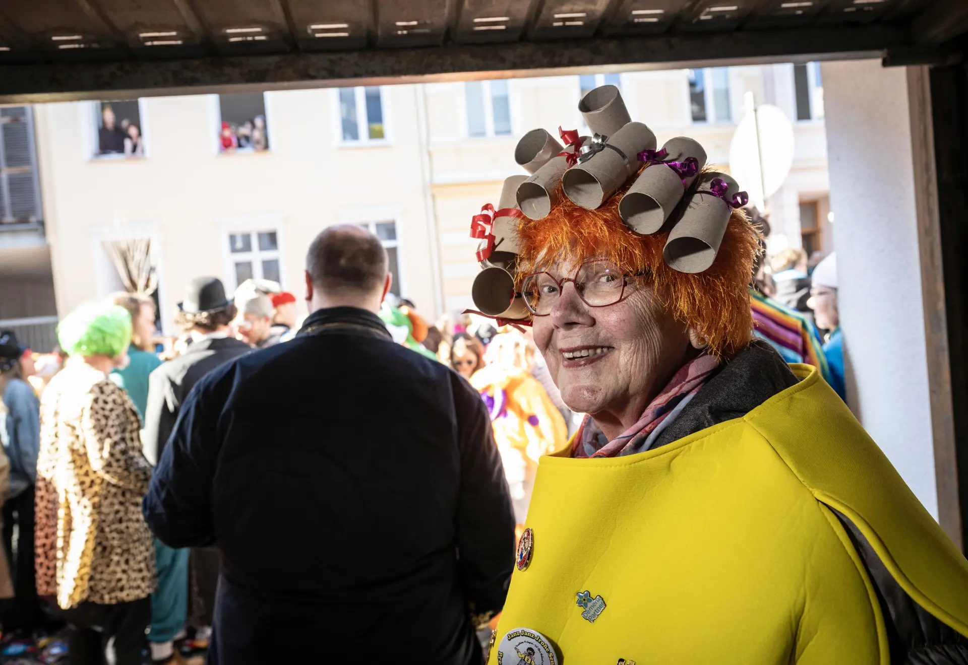 Karnevalistin lächelnt in die Kamera blickend.