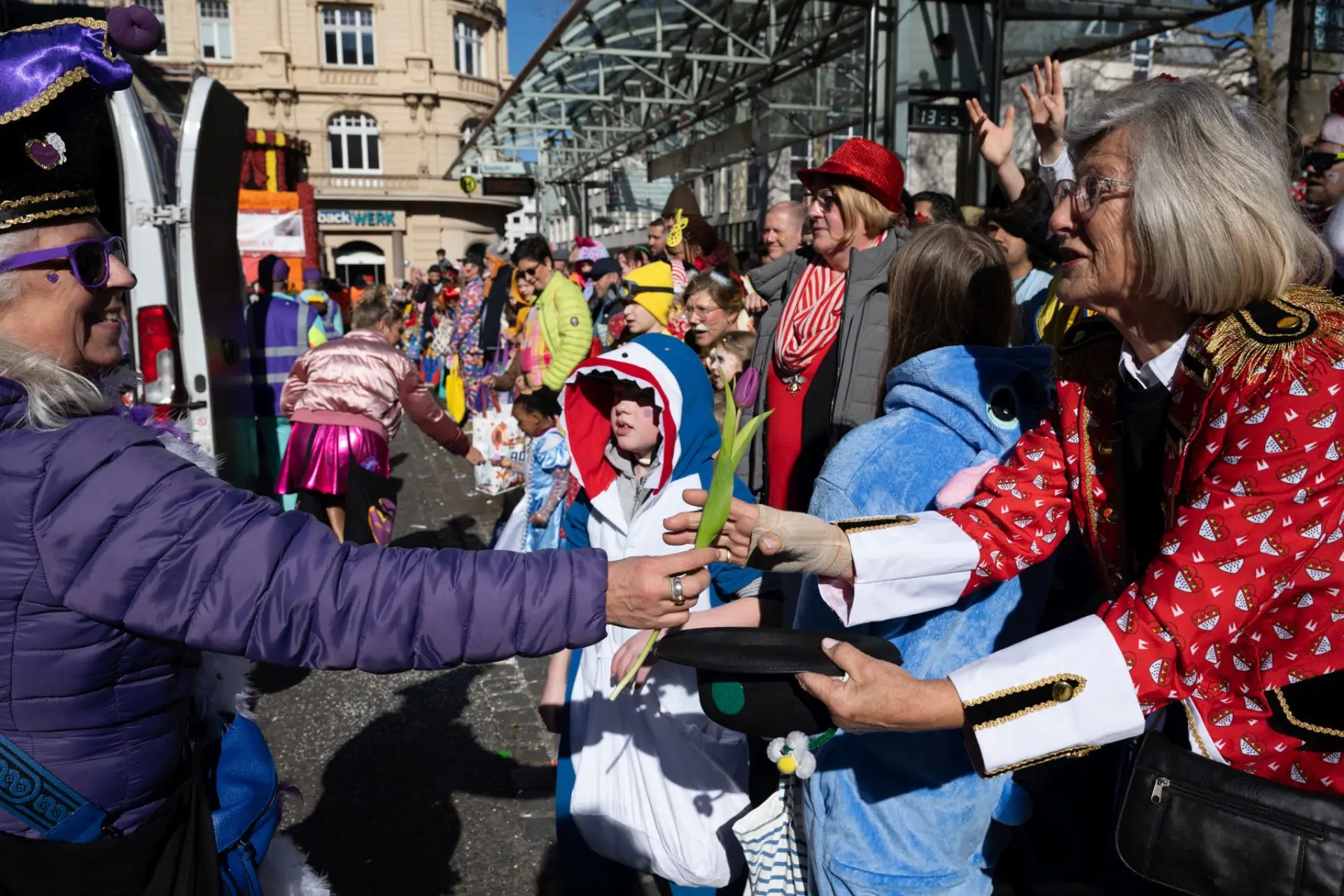 Karnevalisten beim Straßenkarneval