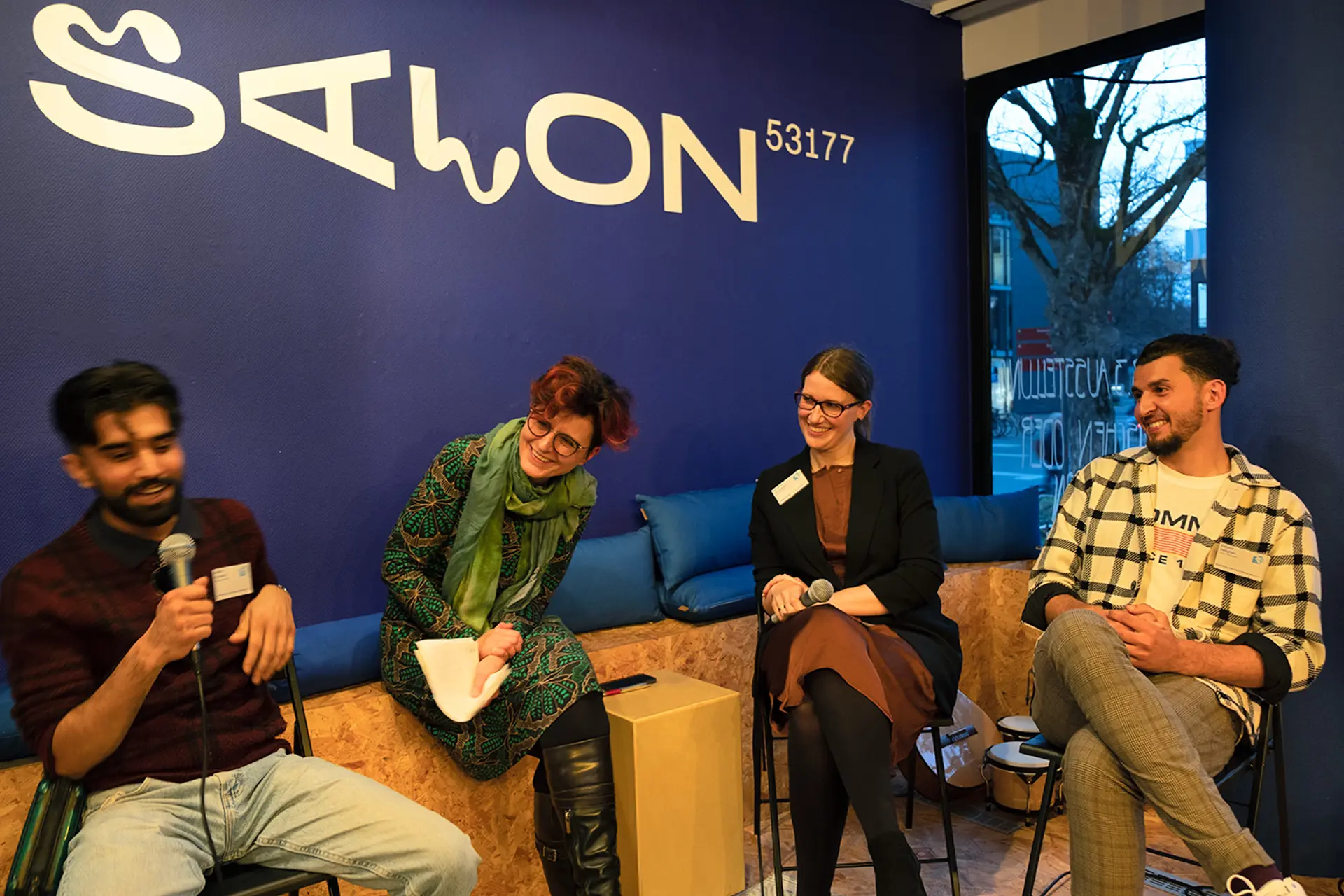 Talkrunde bei der Vernissage: Gabriele Dafft vom ILR im Gespräch mit Awais und Saboor, zwei Beteiligten der Ausstellung, sowie Johanna Strohmeier von AsA e. V.