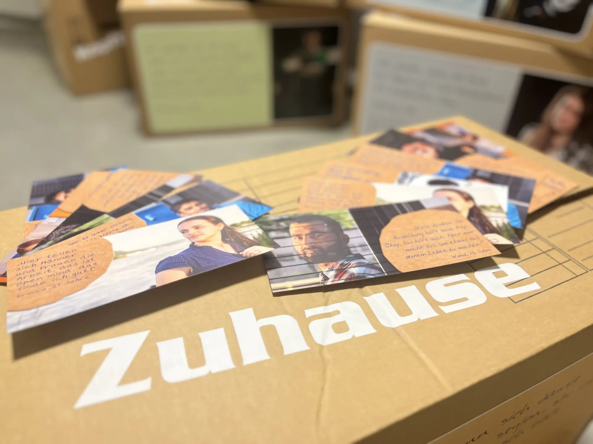 Postkarten der Ausstellung mit der Frage ‚Was brauchst Du, um dich Zuhause zu fühlen?‘ und Antworten junger Geflüchteter.