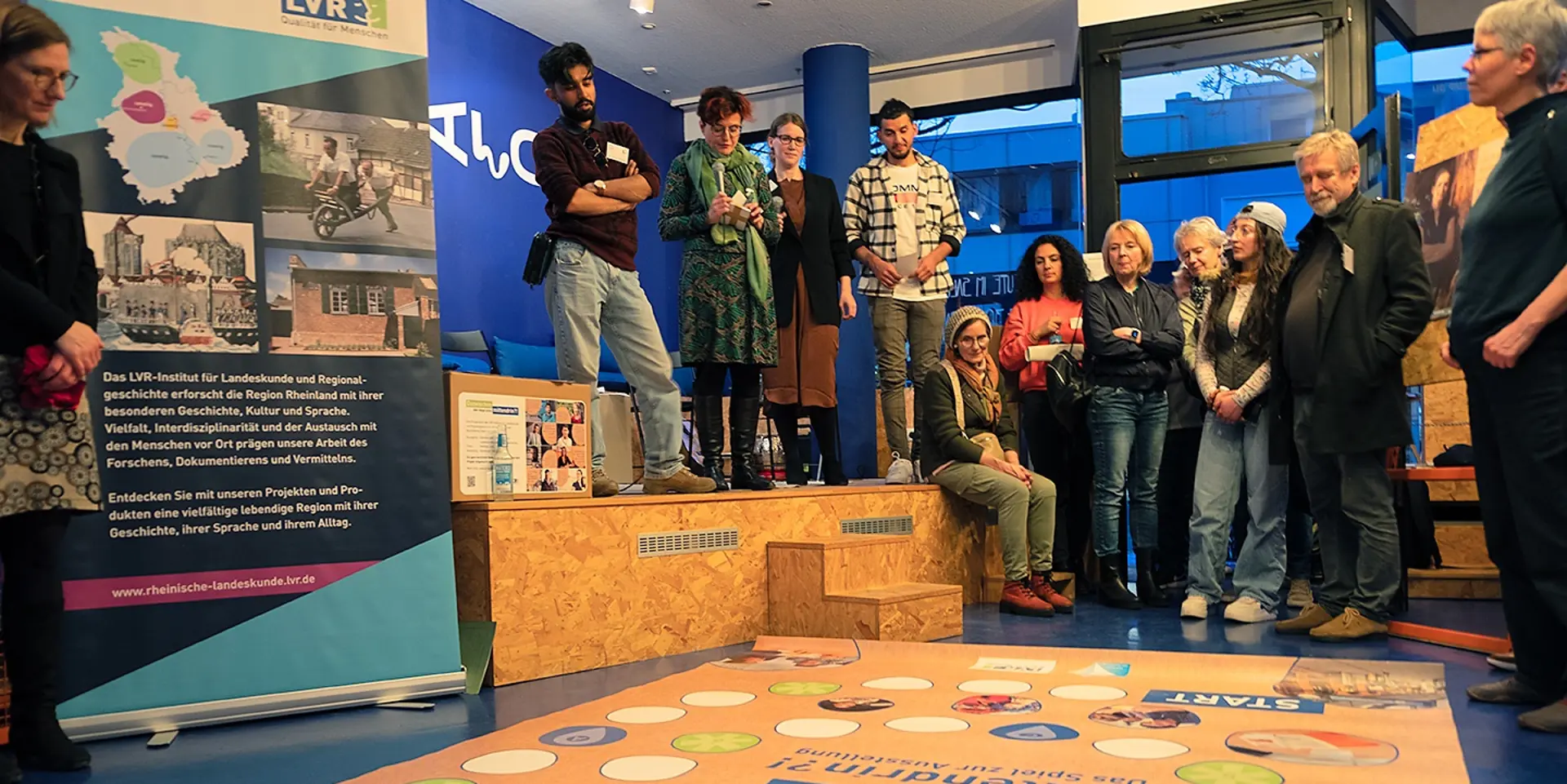 Das Spiel ‚Mittendrin‘ liegt bei der Vernissage zur Ausstellung im Salon 53177 der Bundeskunsthalle in Bonn aus, März 2024.