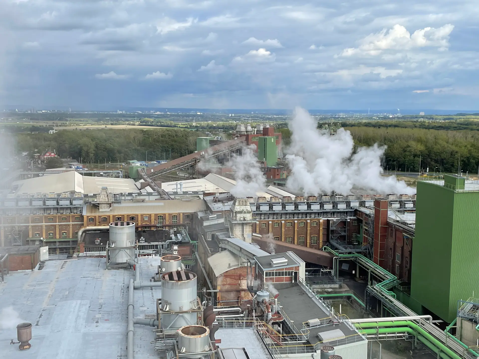 Blick über die Brikettfabrik mit dem Pressenhaus als langer Querriegel in der Bildmitte. 