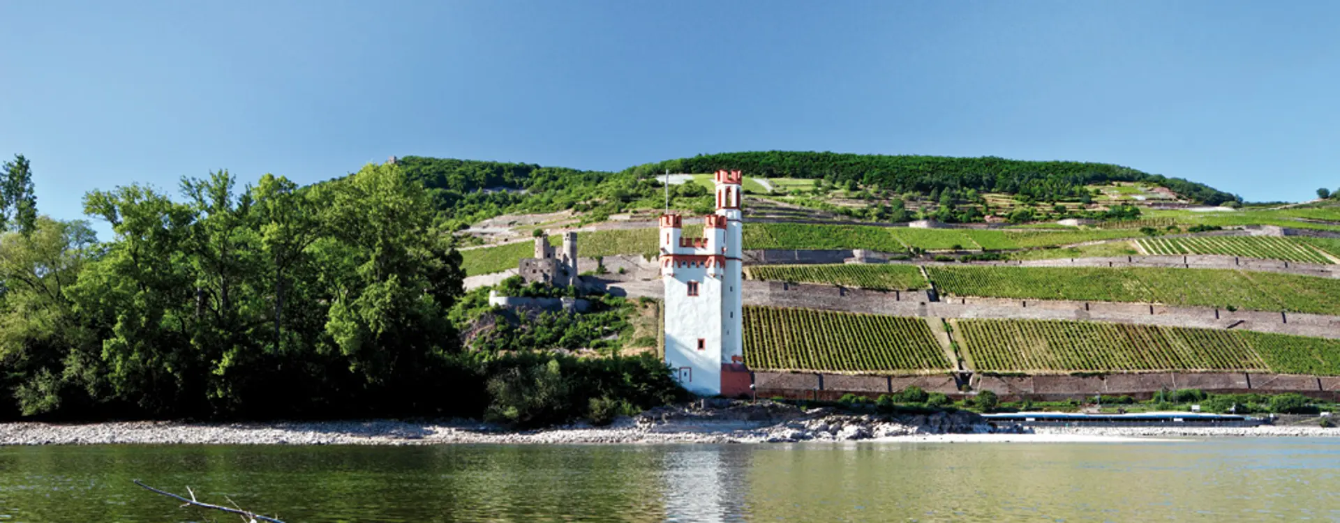 Ansicht auf den Rhein mit dem Mäuseturm in Bingen im Hintergrund.