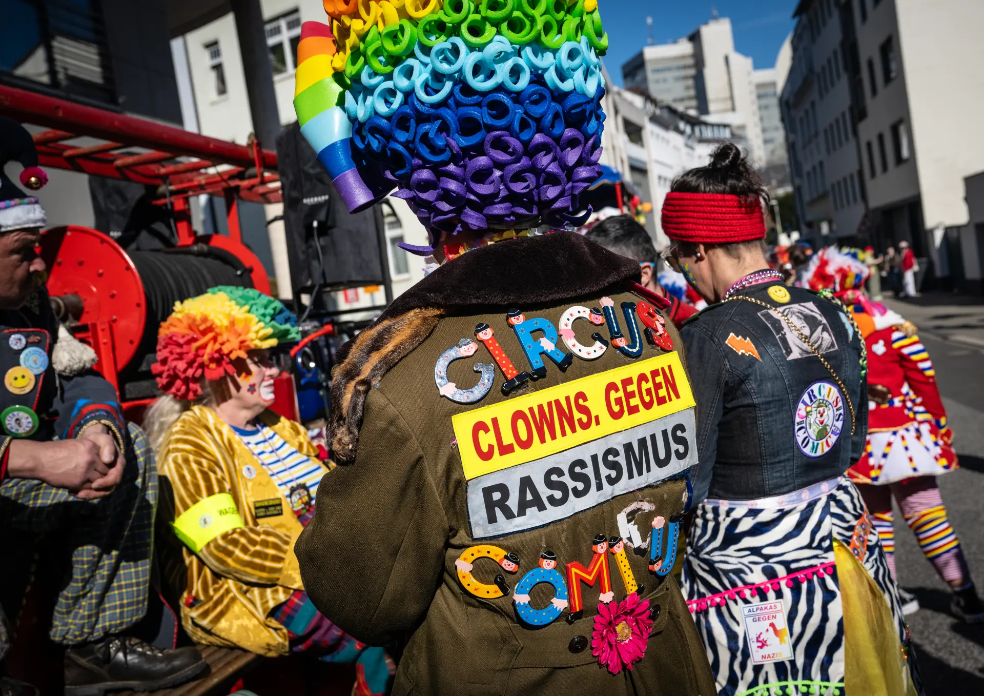 Karnevalistinnen beim Straßenkarneval