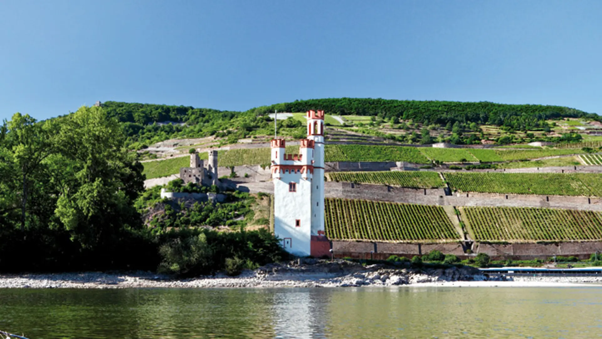 Ansicht auf den Rhein mit dem Mäuseturm in Bingen im Hintergrund