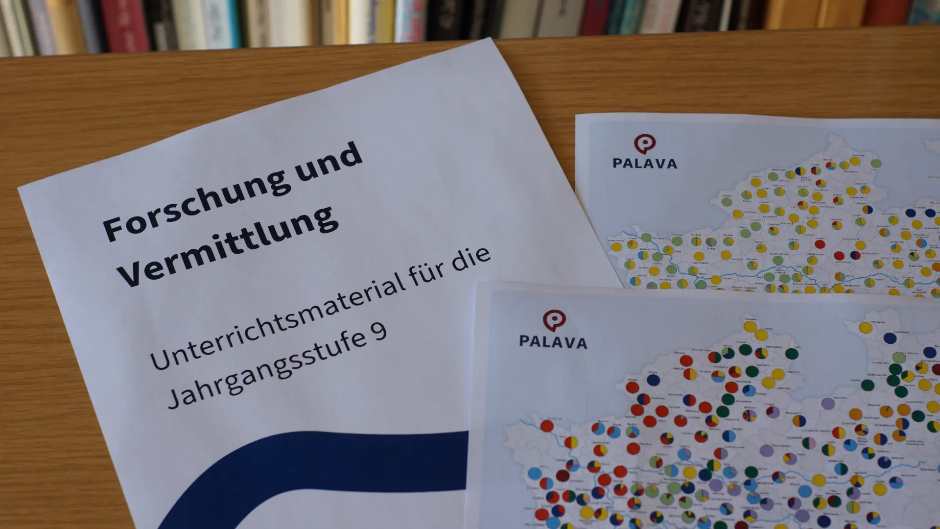 Taisch auf ein Arbeitsblatt und zwei Sprachkarten ausgebreitet liegen.