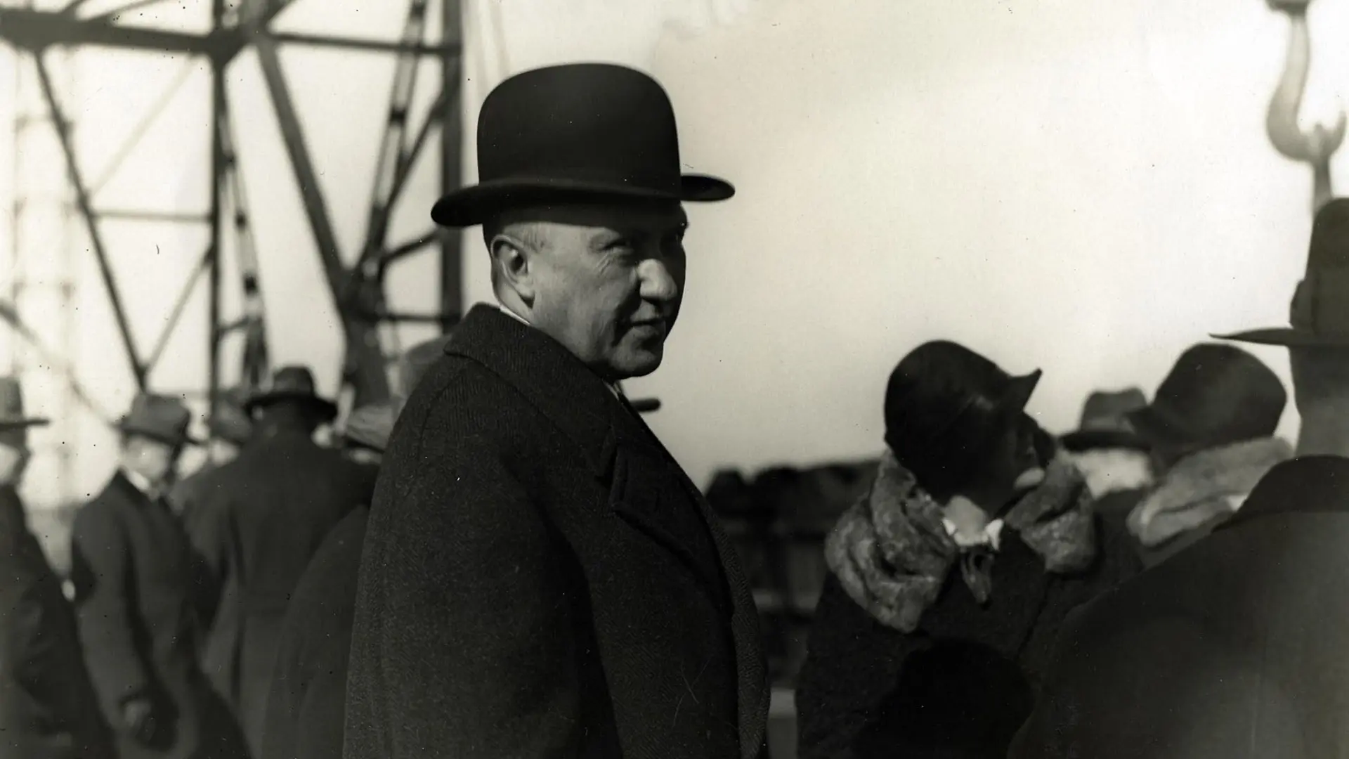 Konrad Adenauer sitzend am Schreibtisch