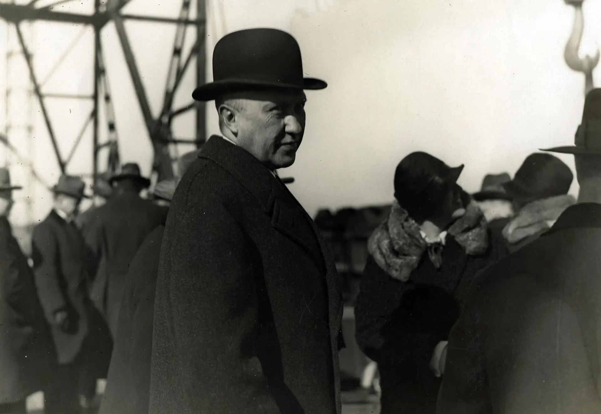 Adenauer im Jahr 1927,  der Kamera zugewandt, im dunklen Mantel mit Hut