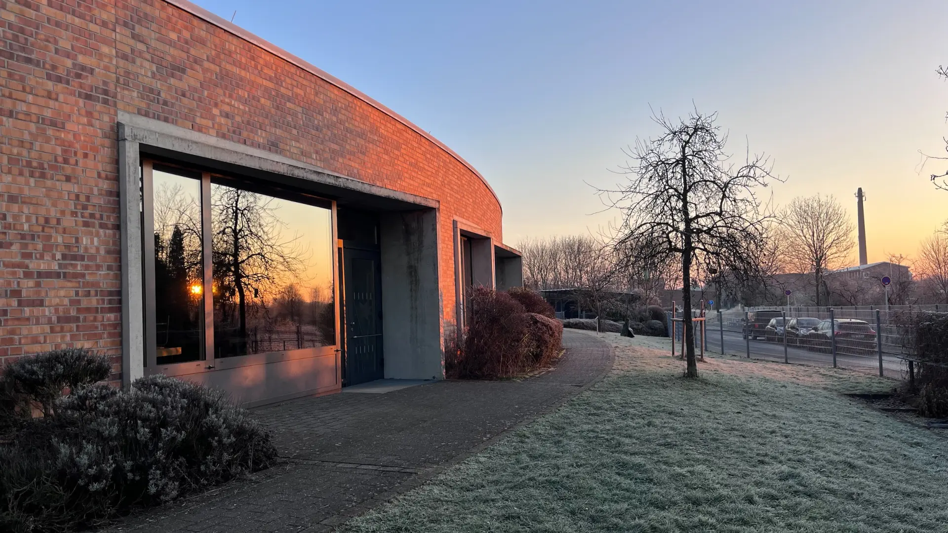 Schulgebäude im Sonnenschein im Winter