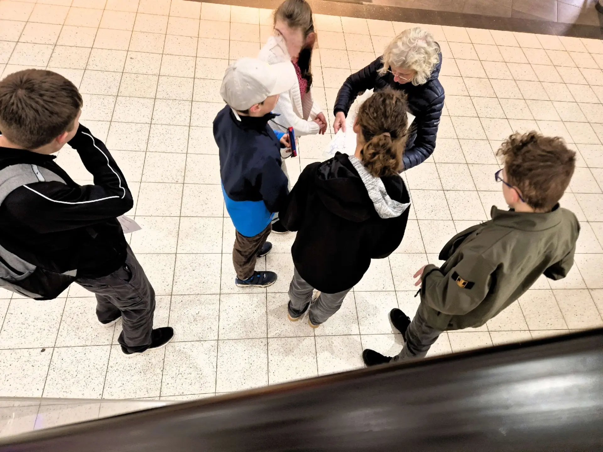 Schüler*innen am Praxistag orientieren sich im öffentlichen Raum