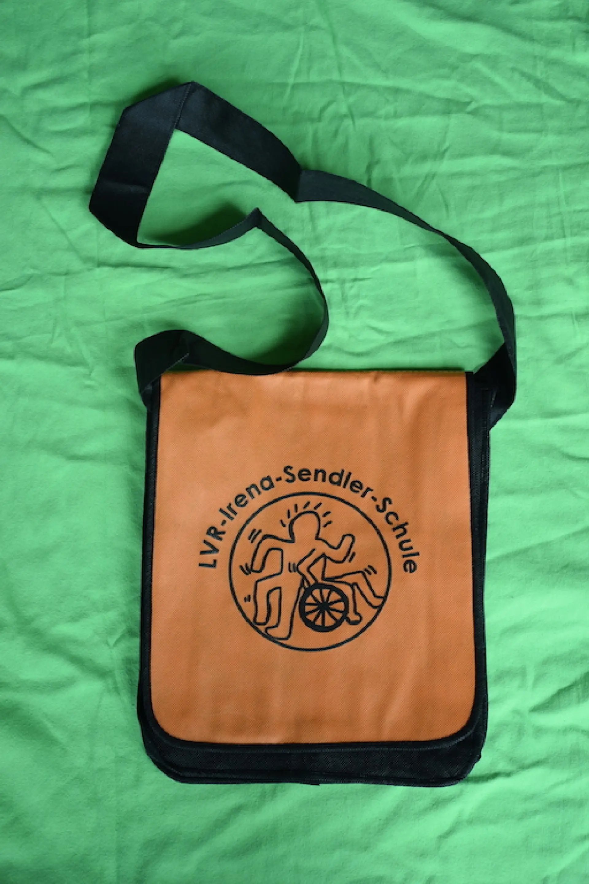 Produkt aus dem Shop des Fördervereins: orange Collegetasche mit Schullogo