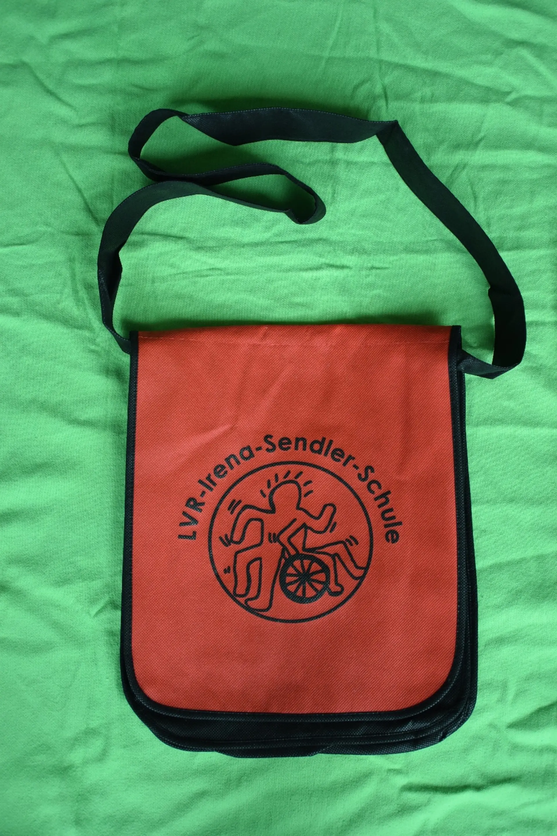 Produkt aus dem Shop des Fördervereins: rote Collegetasche mit Schullogo