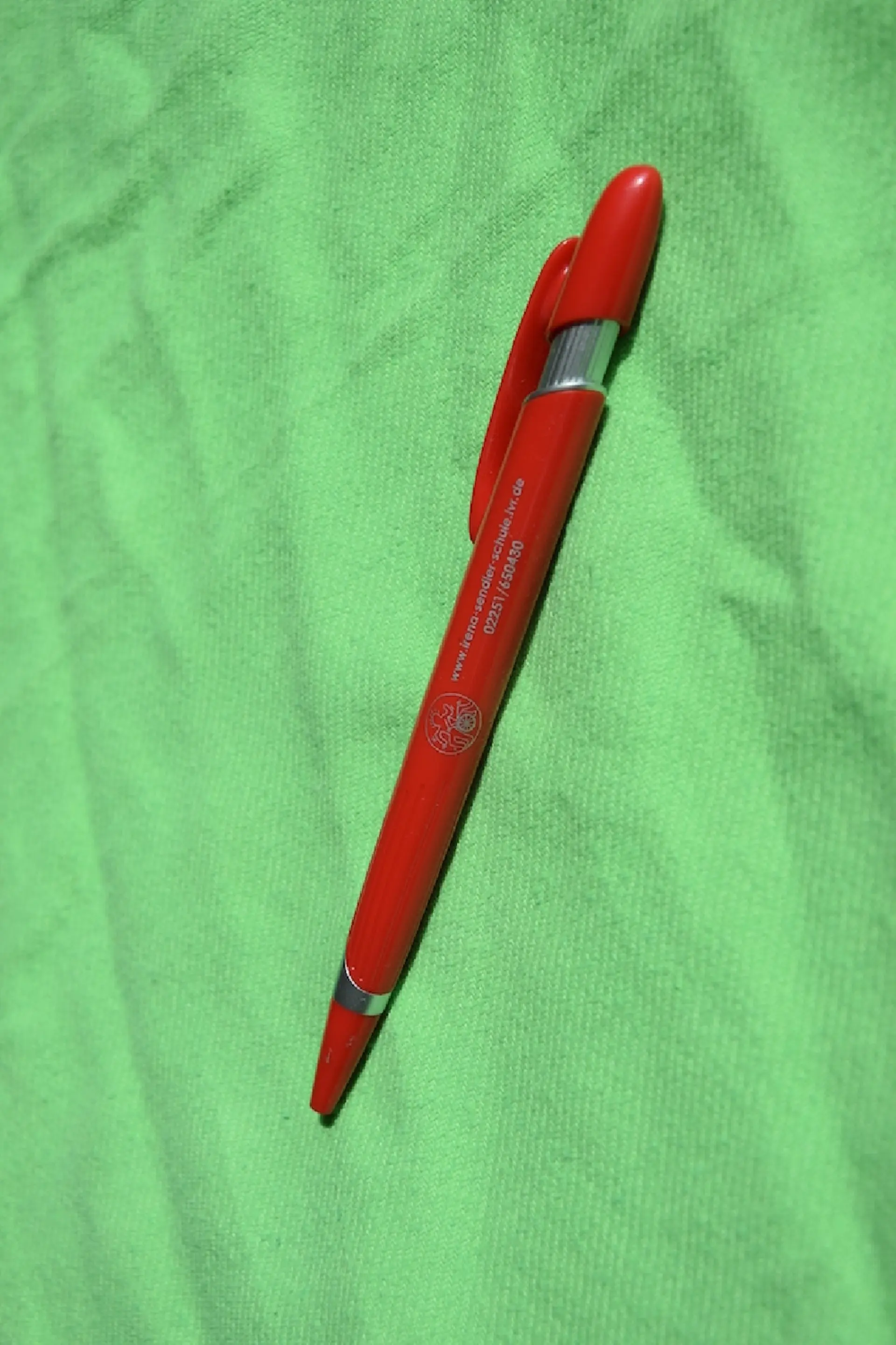 Produkt aus dem Shop des Fördervereins: roter Kugelschreiber mit Aufdruck
