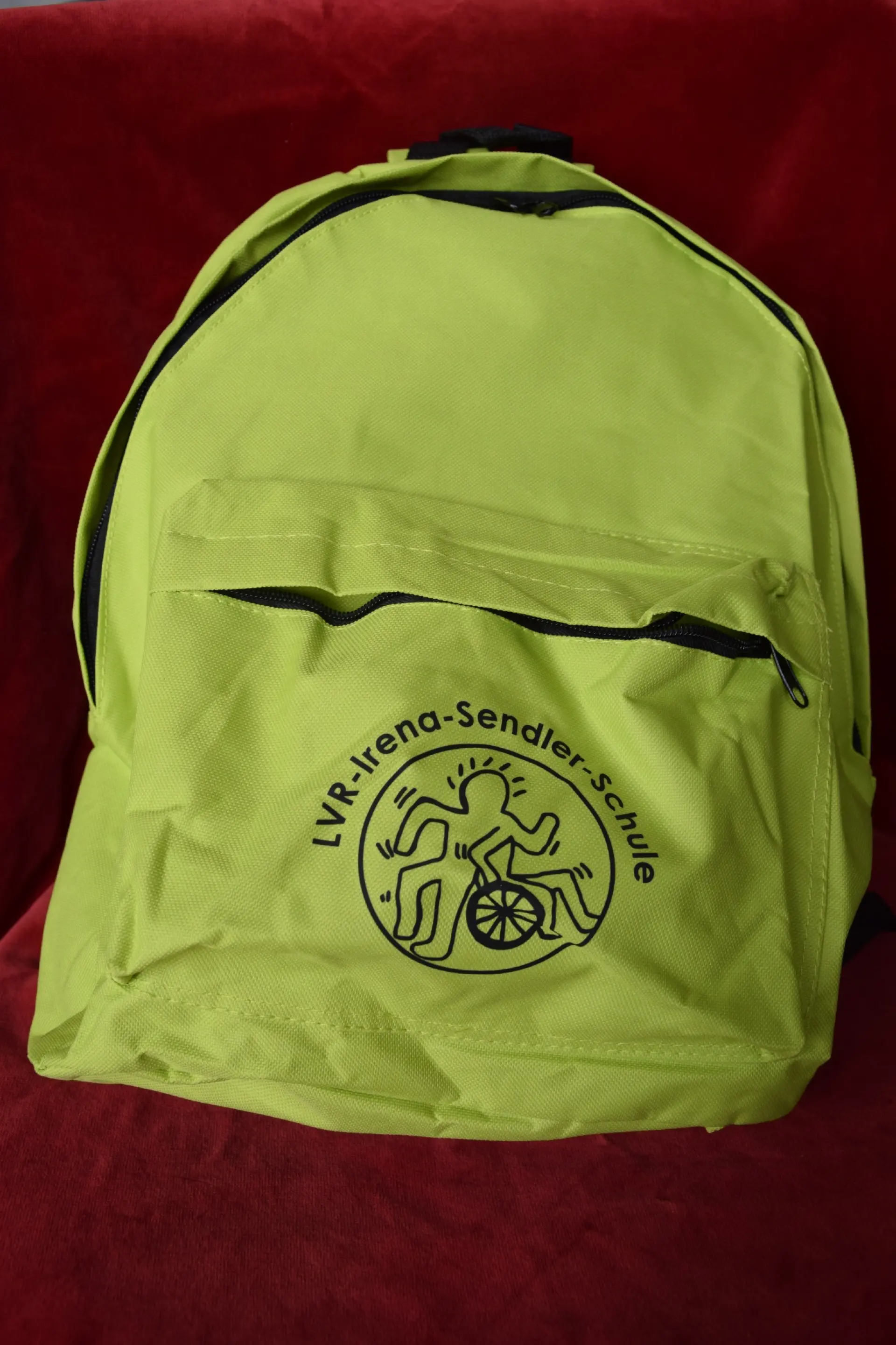 Produkt aus dem Shop des Fördervereins: hellgrüner Rucksack mit Schullogo