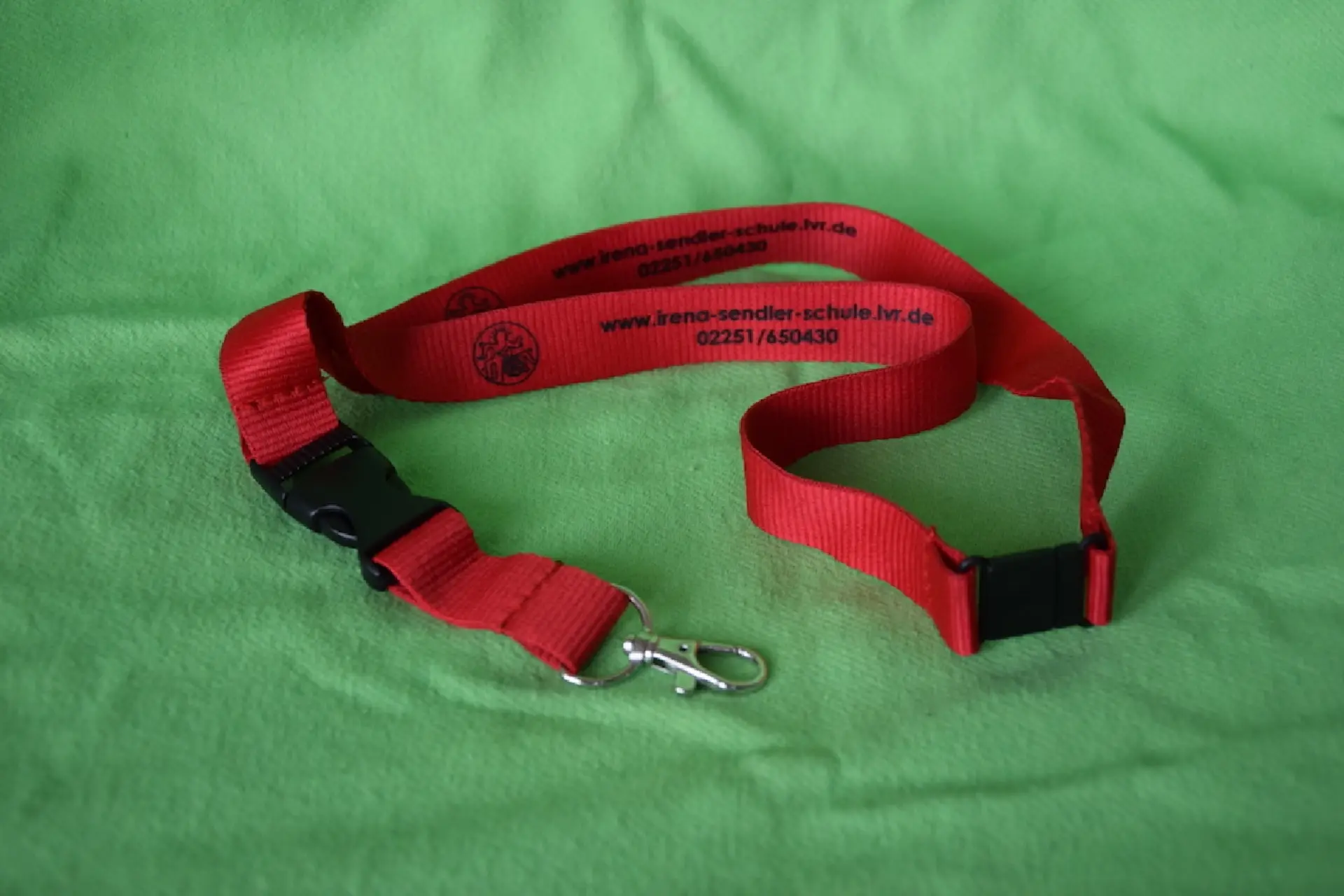 Produkt aus dem Shop des Fördervereins: rotes Schlüsselband