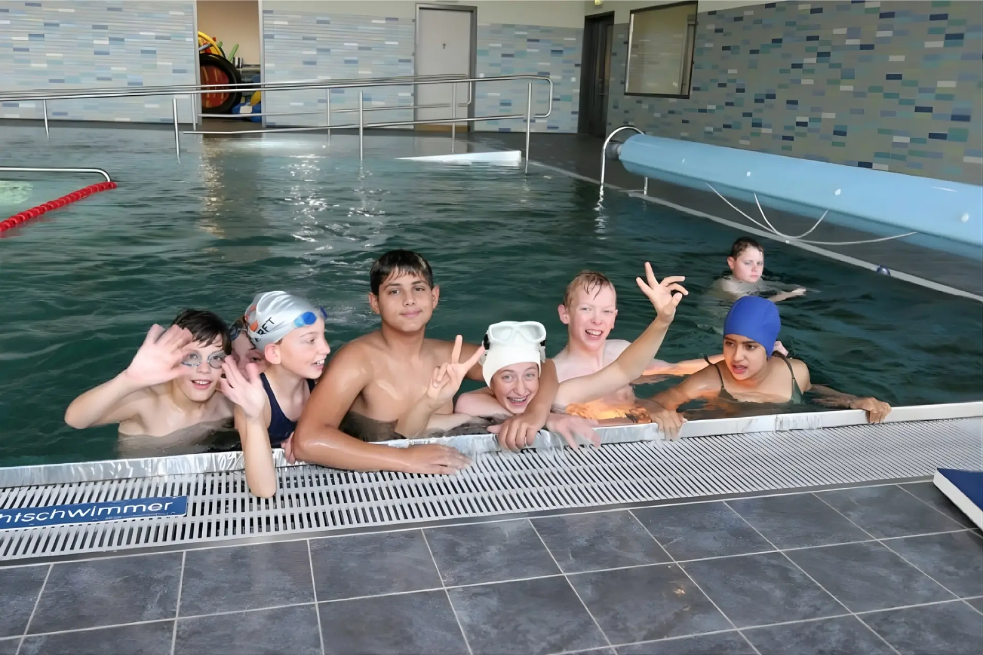 Schüler*innen im Schwimmbad