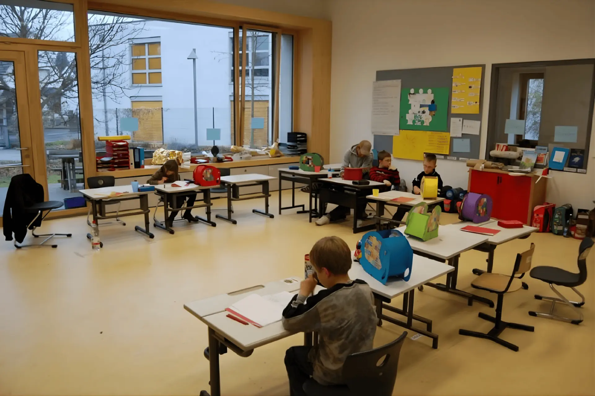 Schüler*innen sitzen im Klassenraum