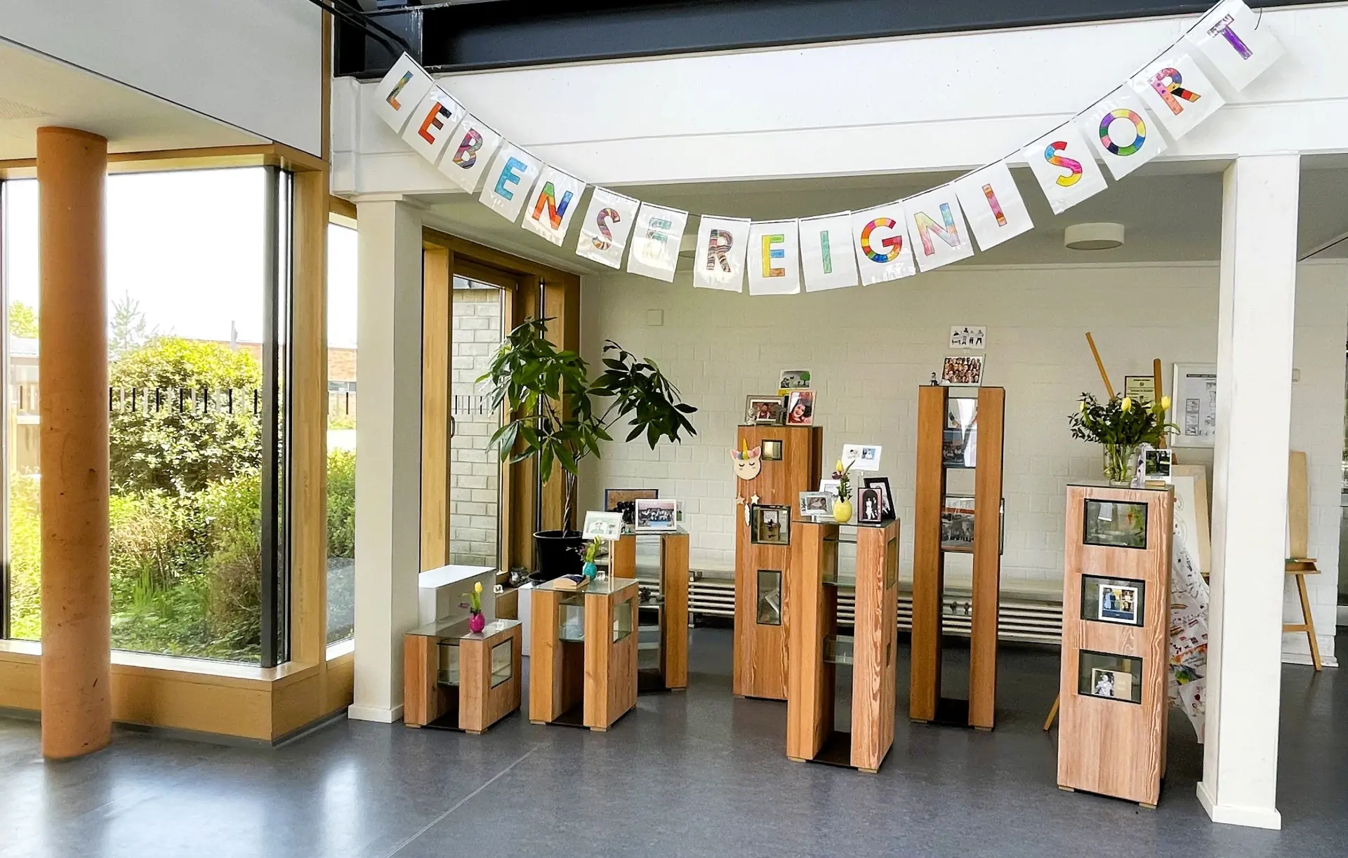 Lebensereignisort im Forum: Holzstelen mit Bildern