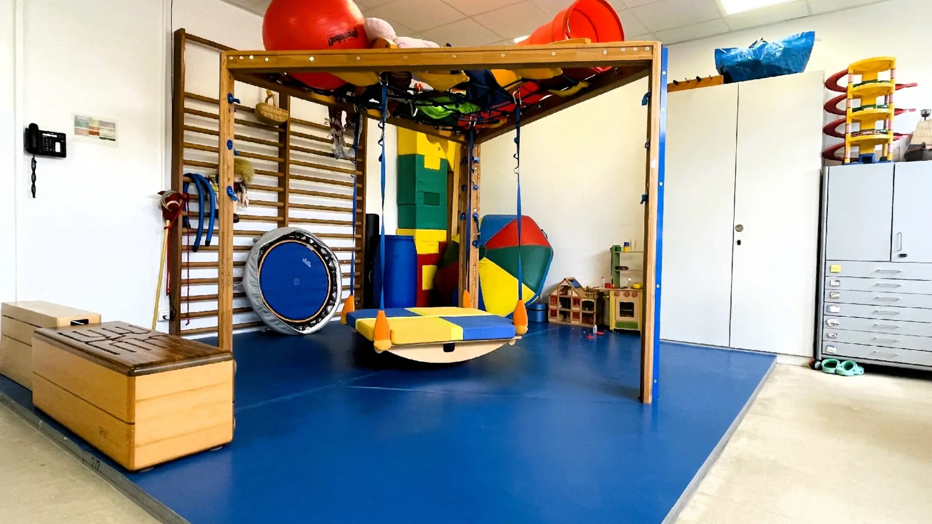 Schaukel und Basstrommel im Ergotherapieraum