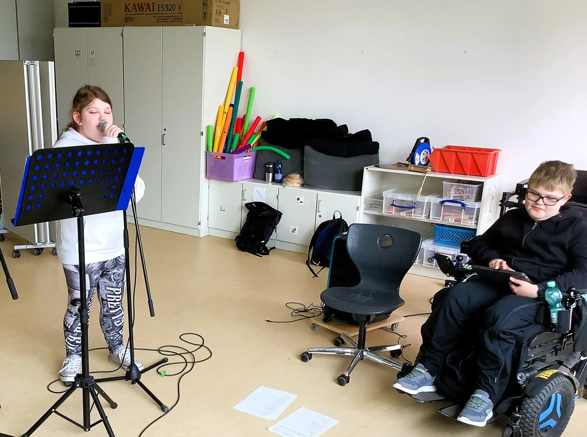 Musikraum: Schüler*innen der Schulband bei der Probe