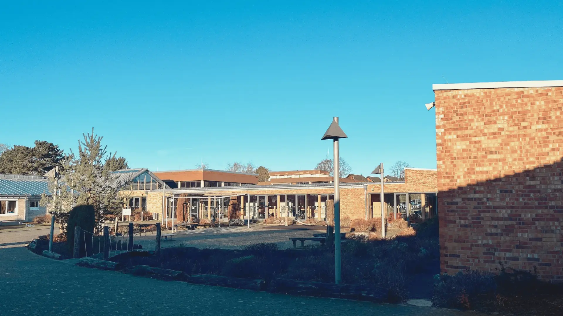Schulgebäude erstrahlt im Sonnenschein