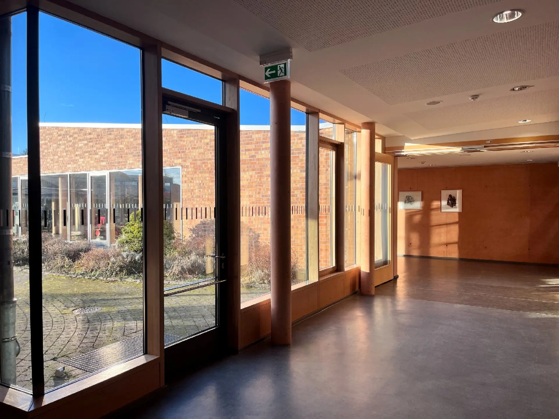 Schulflure mit großer Fensterfront