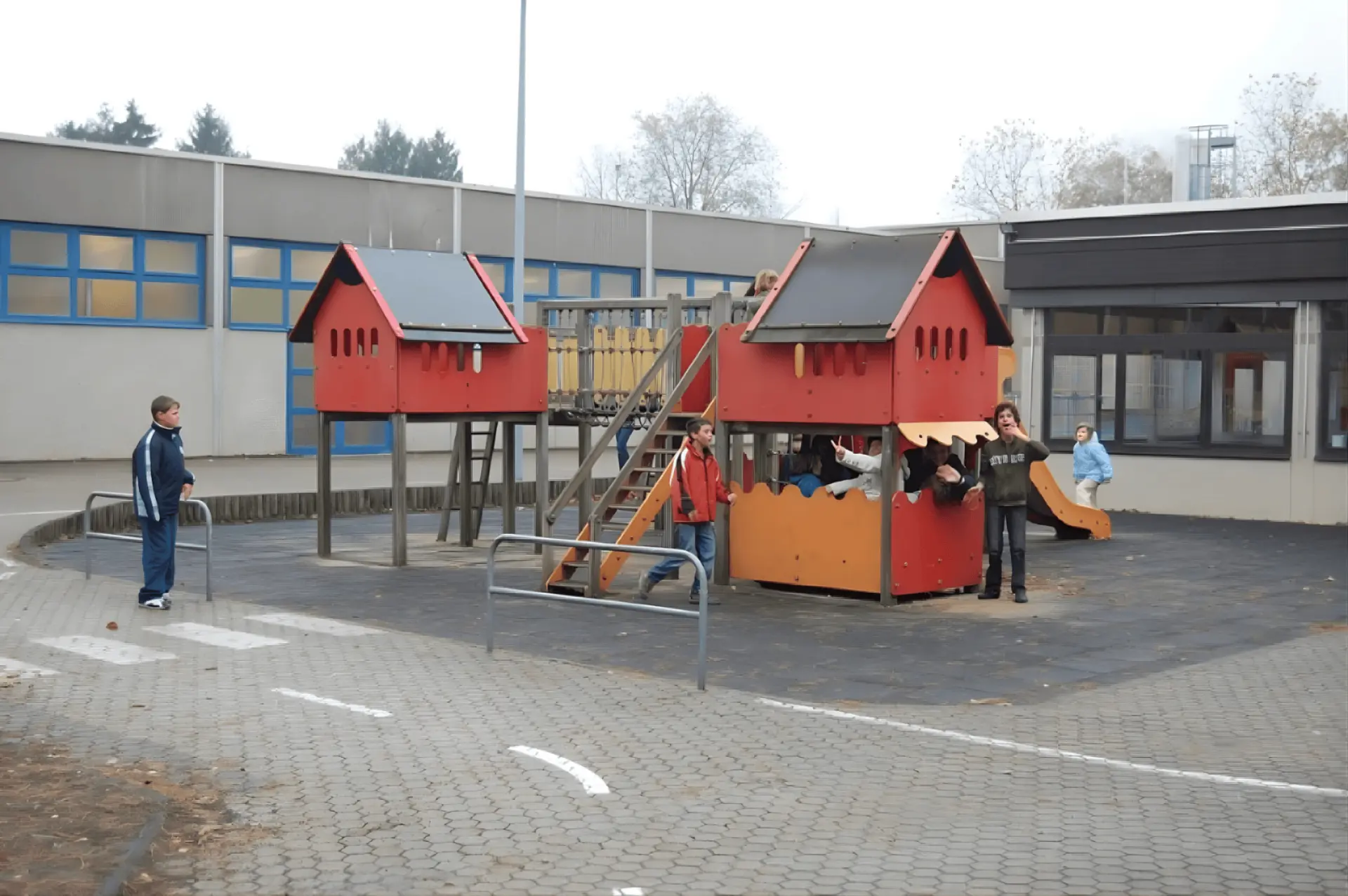 Schulhof mit Klettergerüst