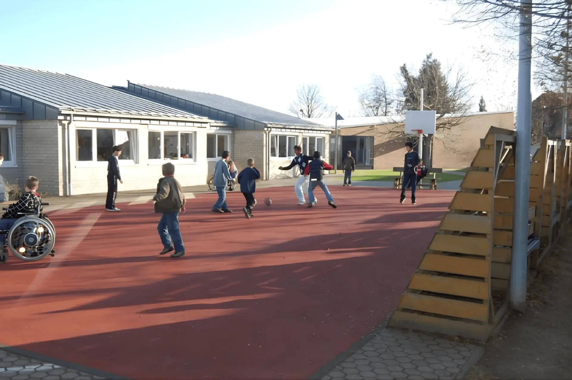 Schulhof mit Tartanplatz
