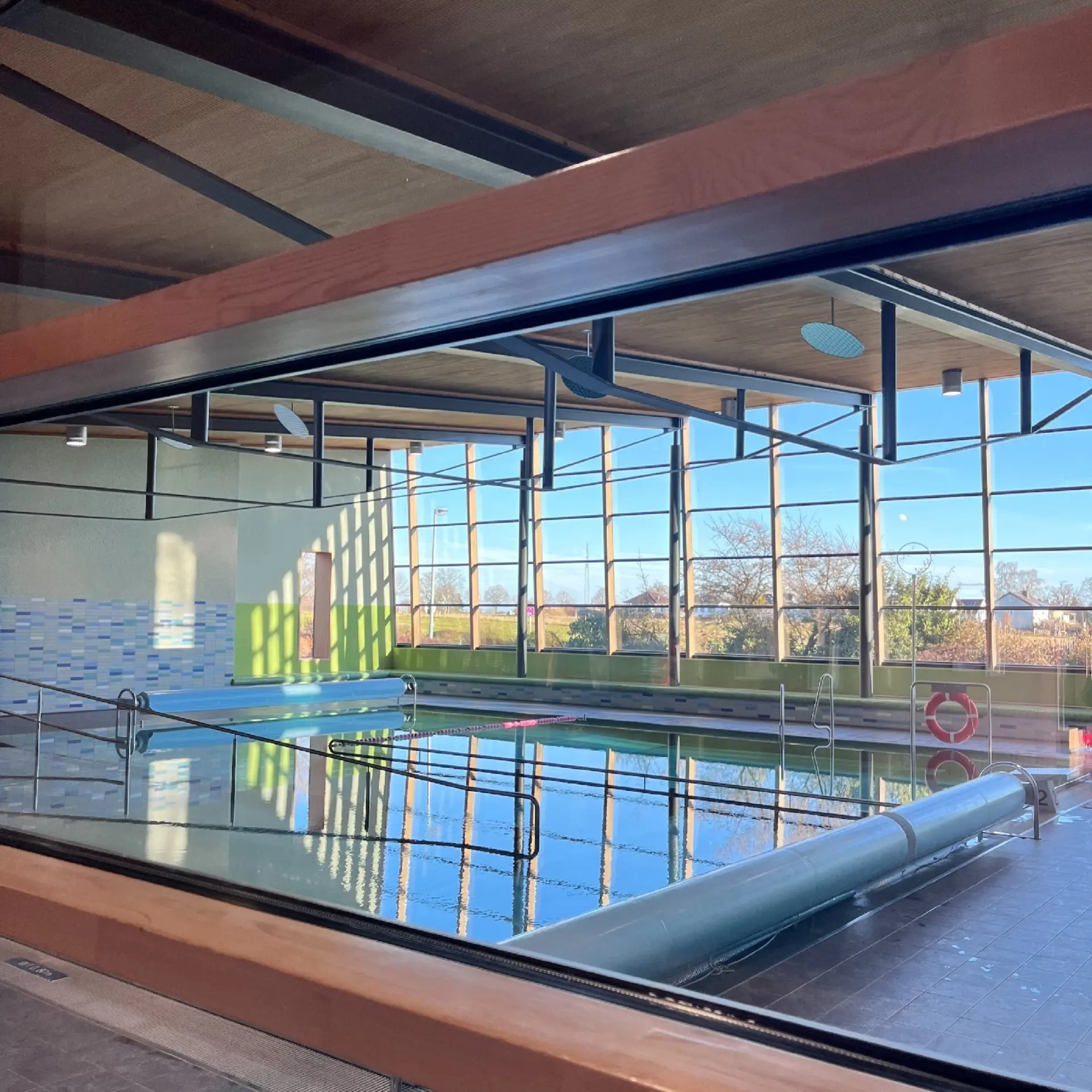 Schwimmbad im Sonnenschein