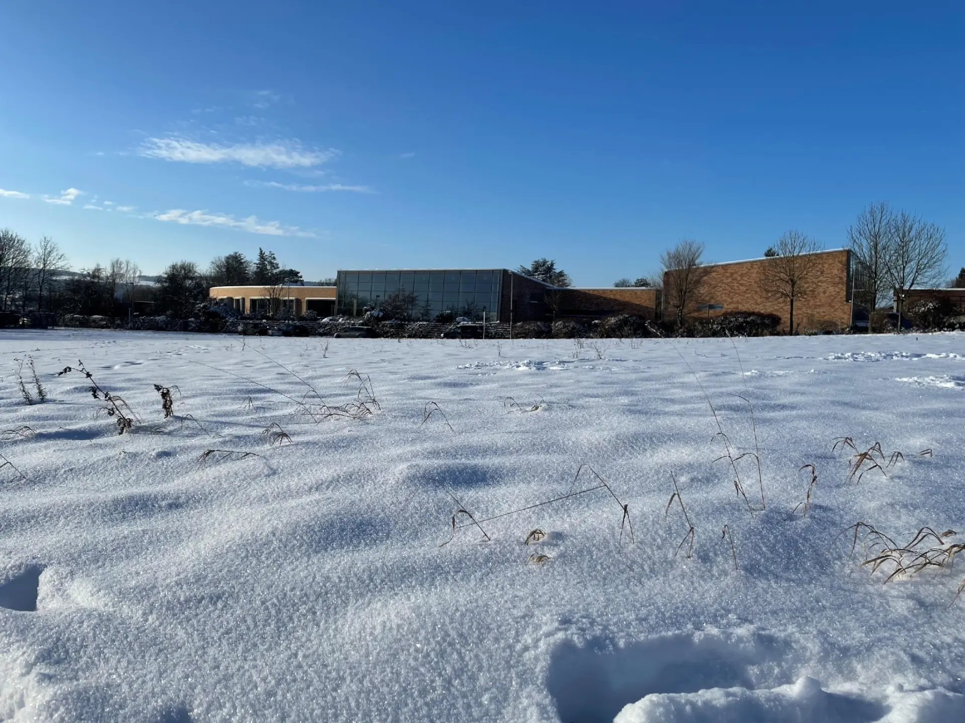 Schulgebäude im Schnee