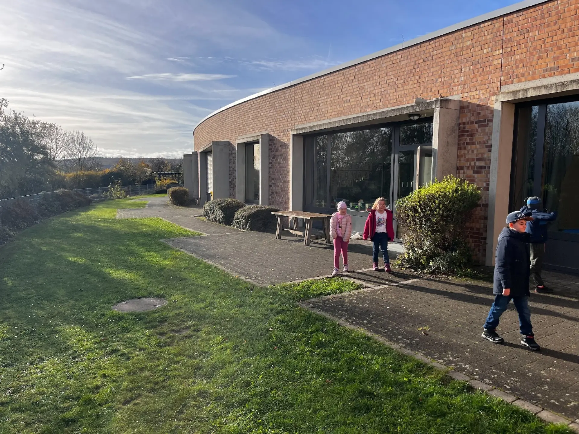 Kinder spielen im Garten der Schule