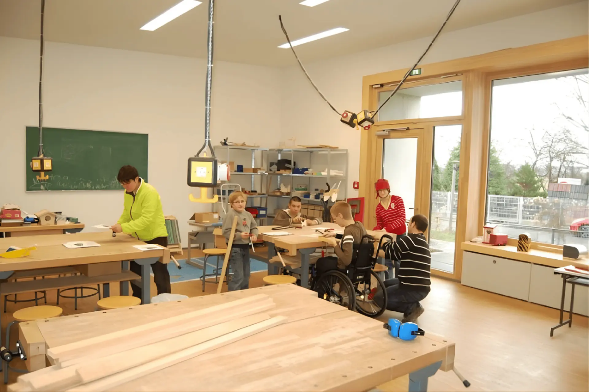 Schüler*innen arbeiten im Werkraum 
