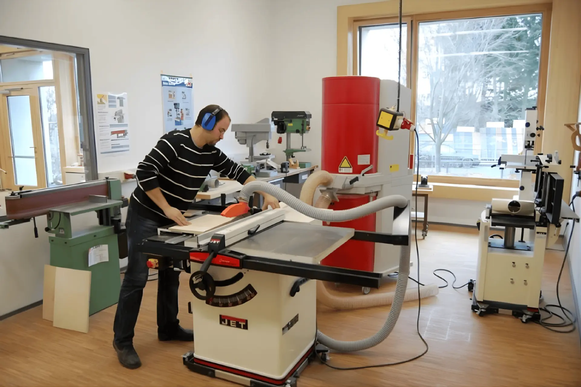 Mann arbeitet im Maschinenraum 