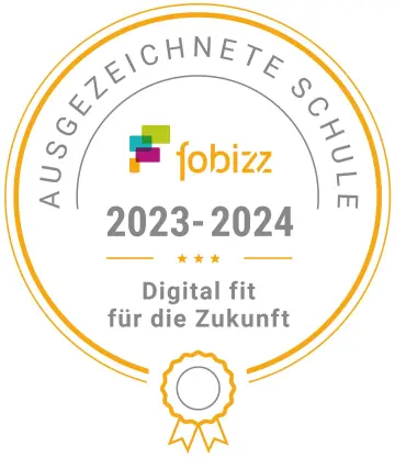  Logo: Goldener Kreis, unten mit Preisschleife. Im Logo steht "Ausgezeichnete Schule fobizz, 2023–2024, digital fit für die Zukunft"