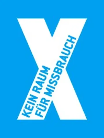  Logo: Weißes X auf blauem Hintergrund mit der Aufschrift "Kein Raum für Missbrauch"
