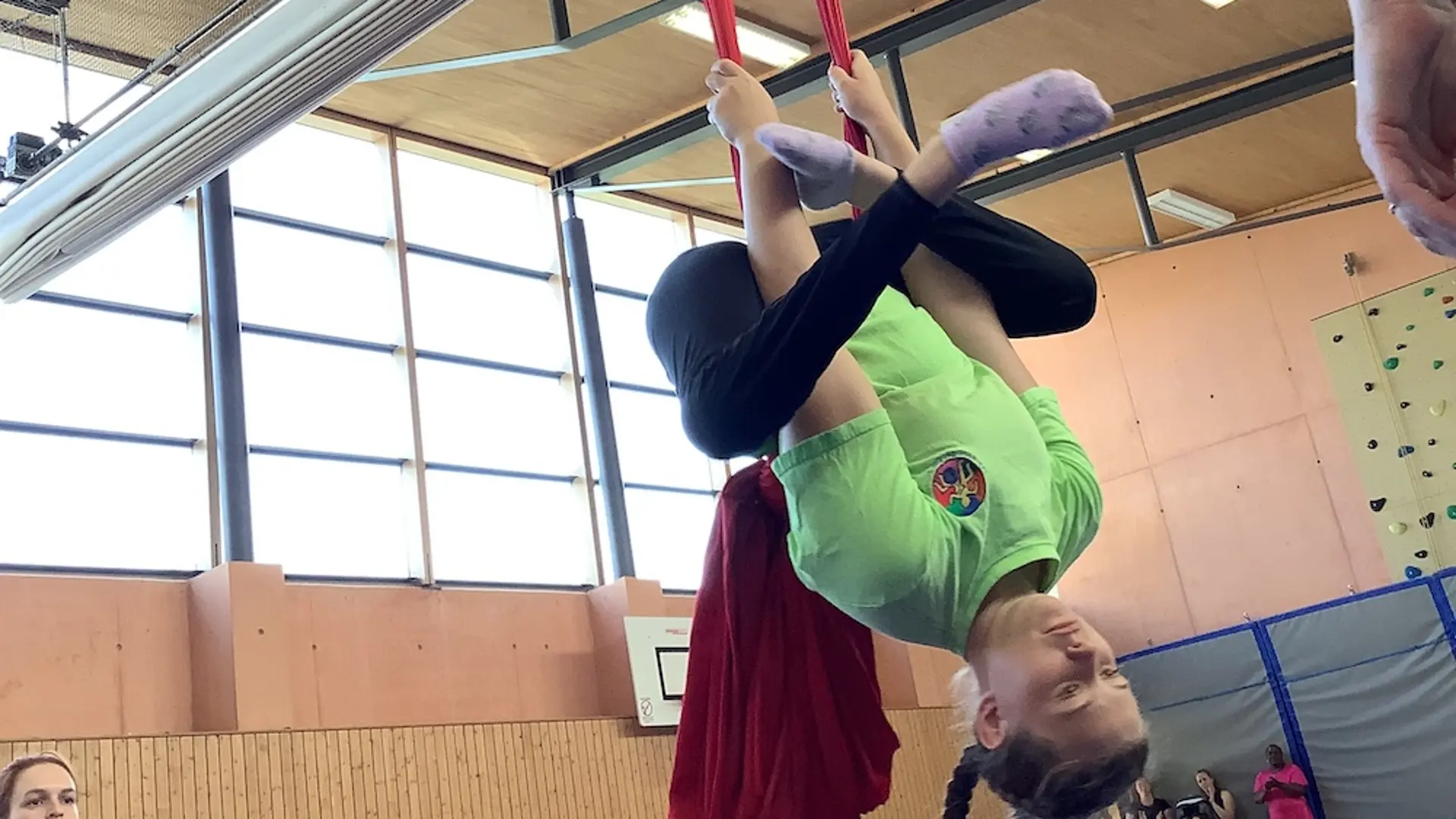 Foto der Artistinnen bei der Aufführung 