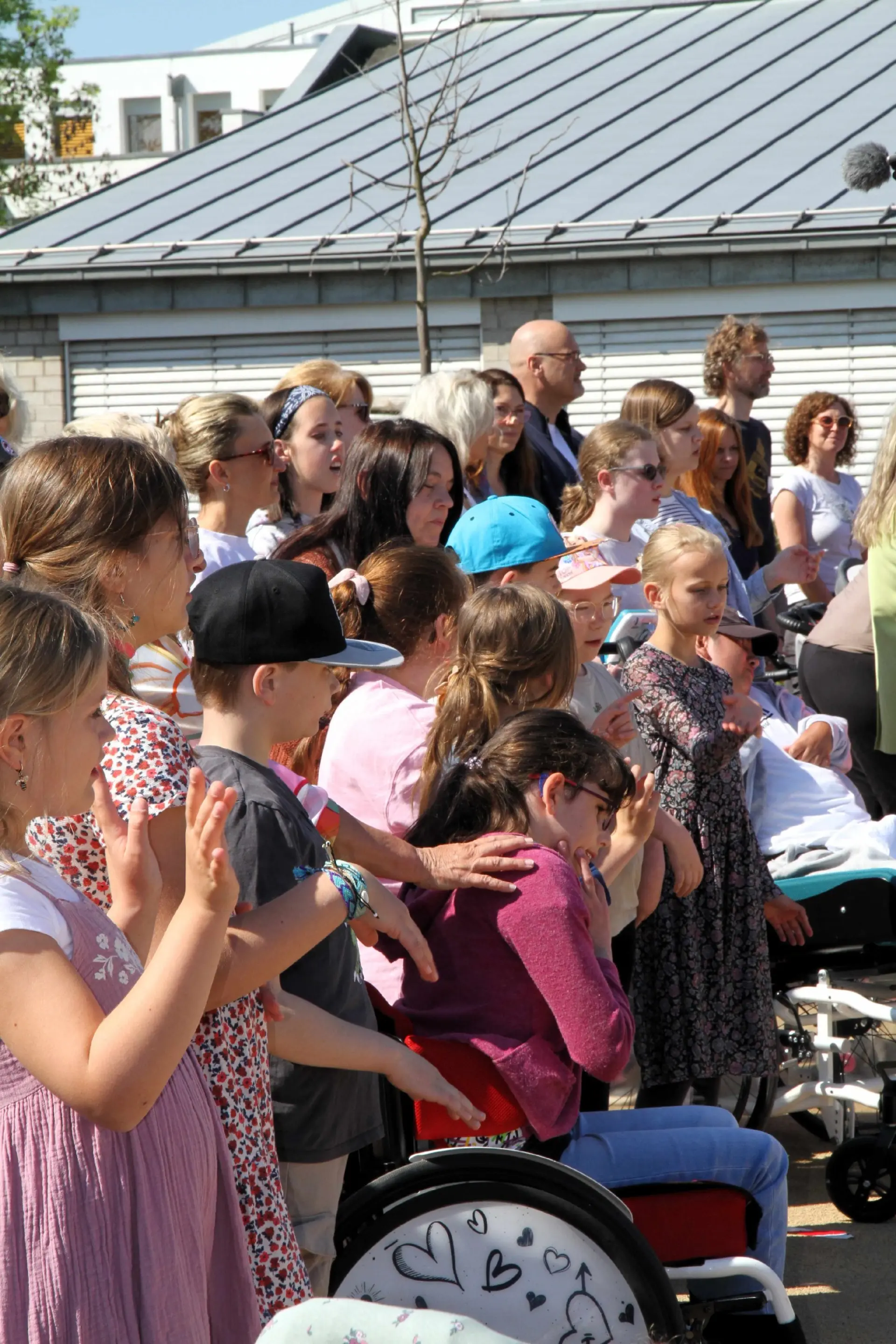 Chor tritt bei der Eröffnung des Schulfests auf