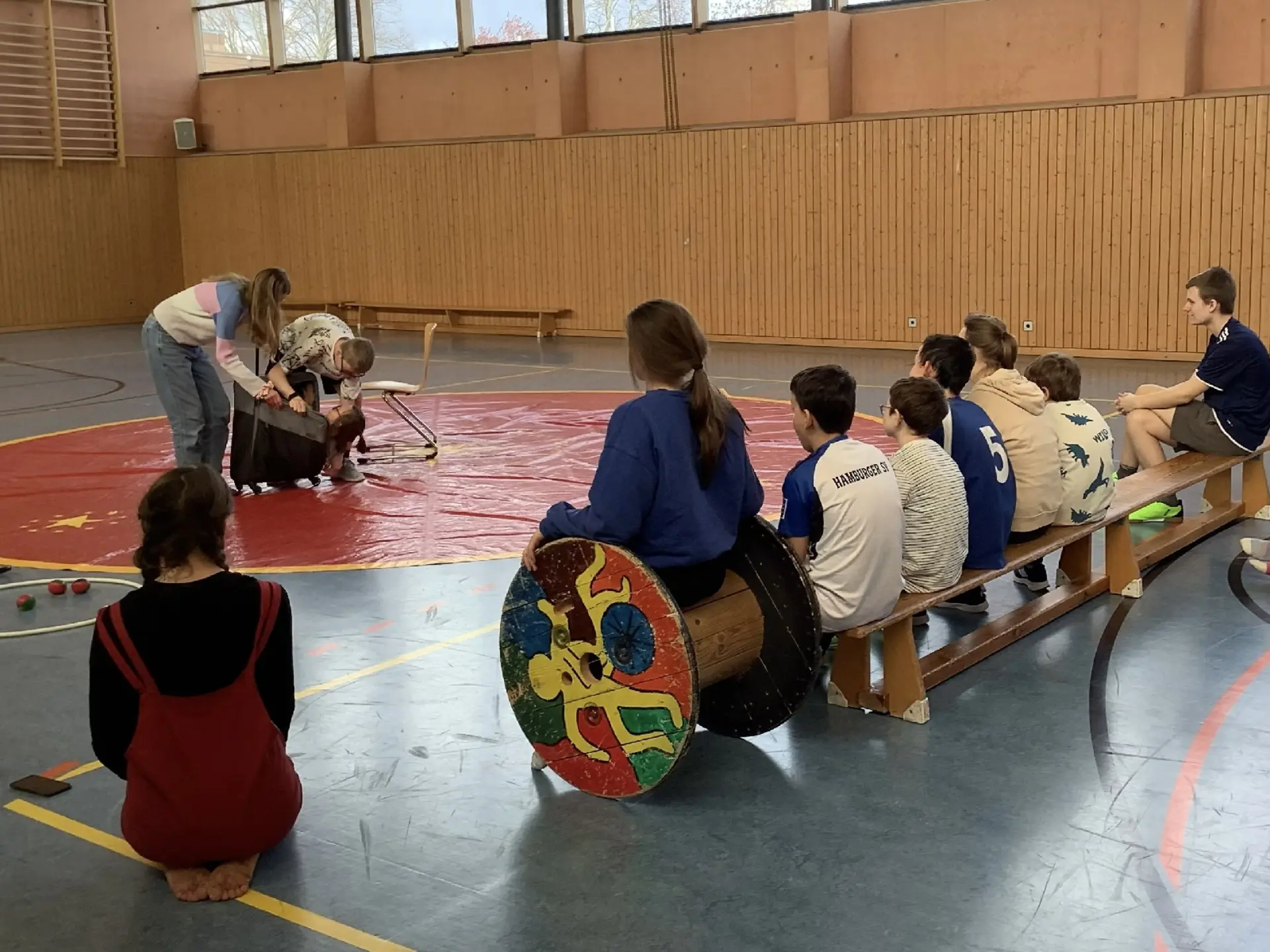 Kinder zeigen Kunststücke
