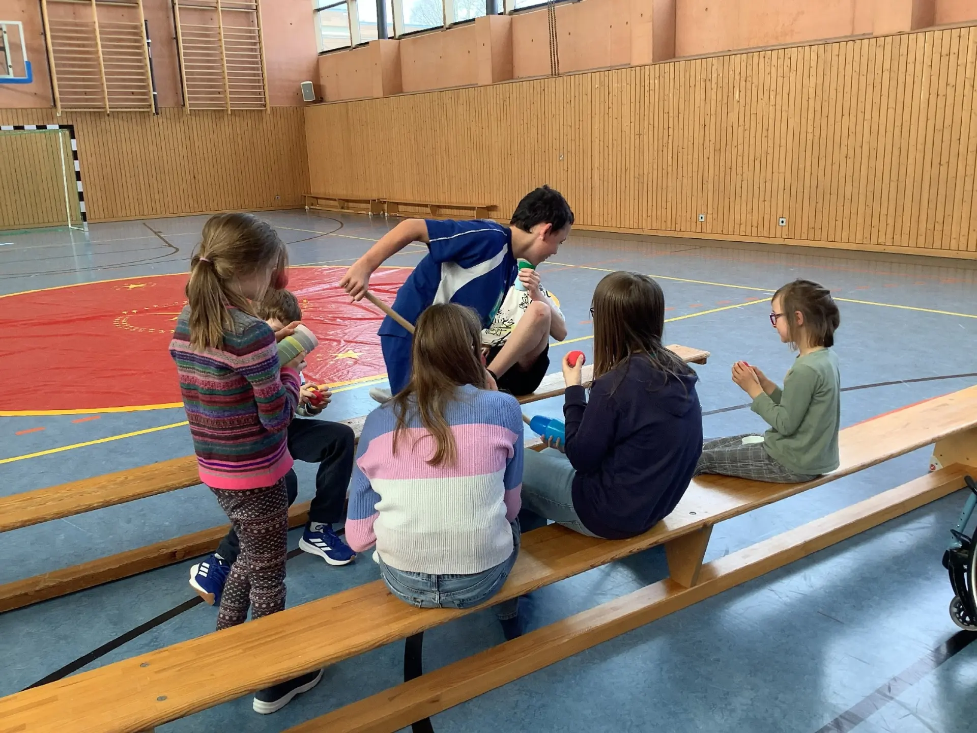 Kinder bereiten Vorführung vor