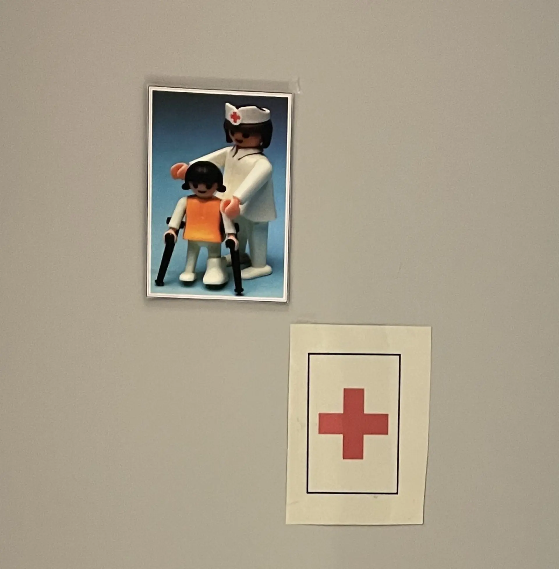 Eingang zu den Pflegekräften: Türschild mit Playmobilfiguren