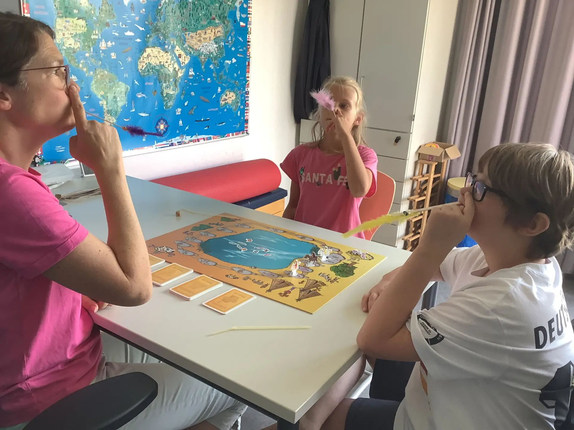 Logopädie: Kinder machen Übungen mit Therapeutin
