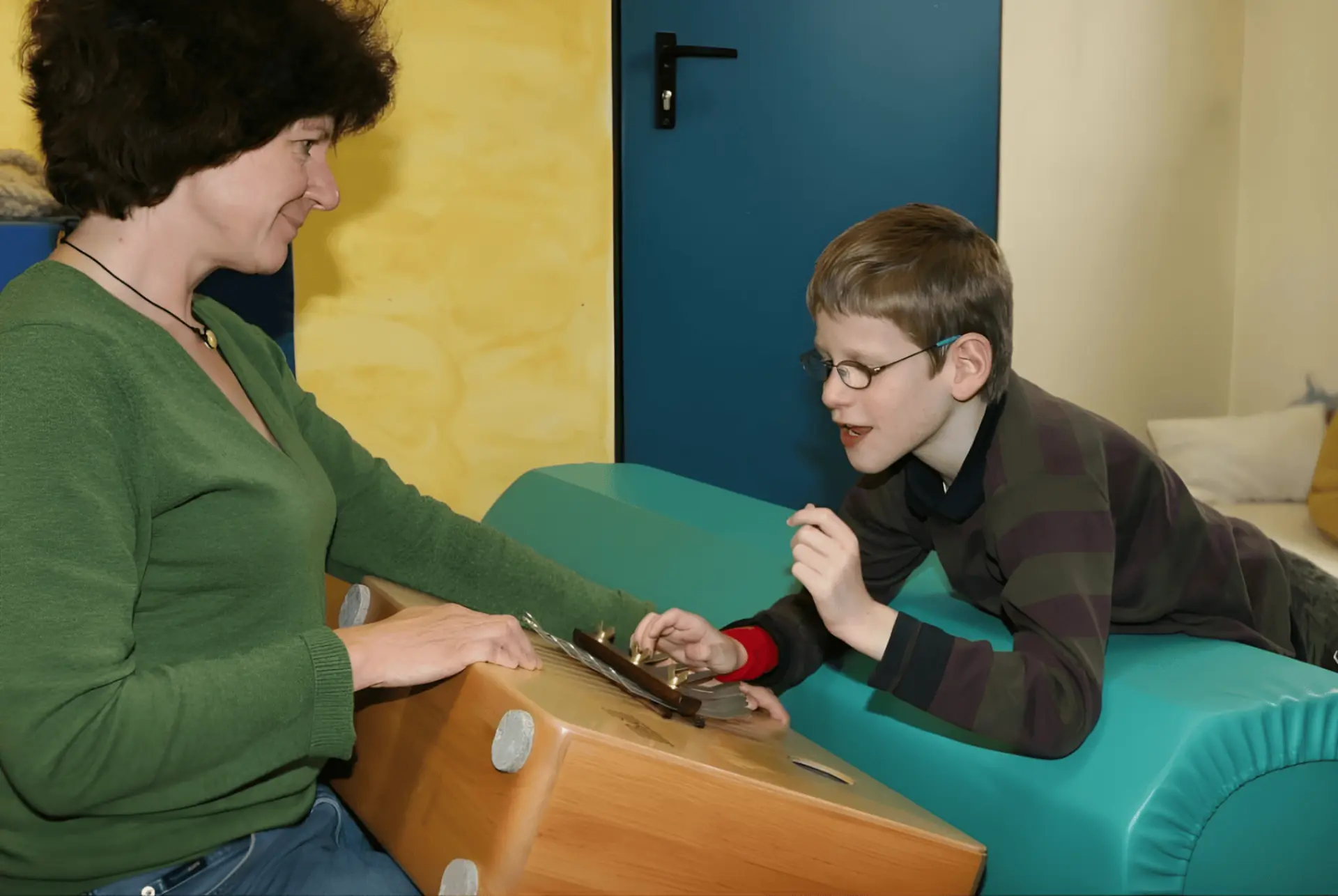 Ergotherapie: Kind mach Übungen mit einer Therapeutin