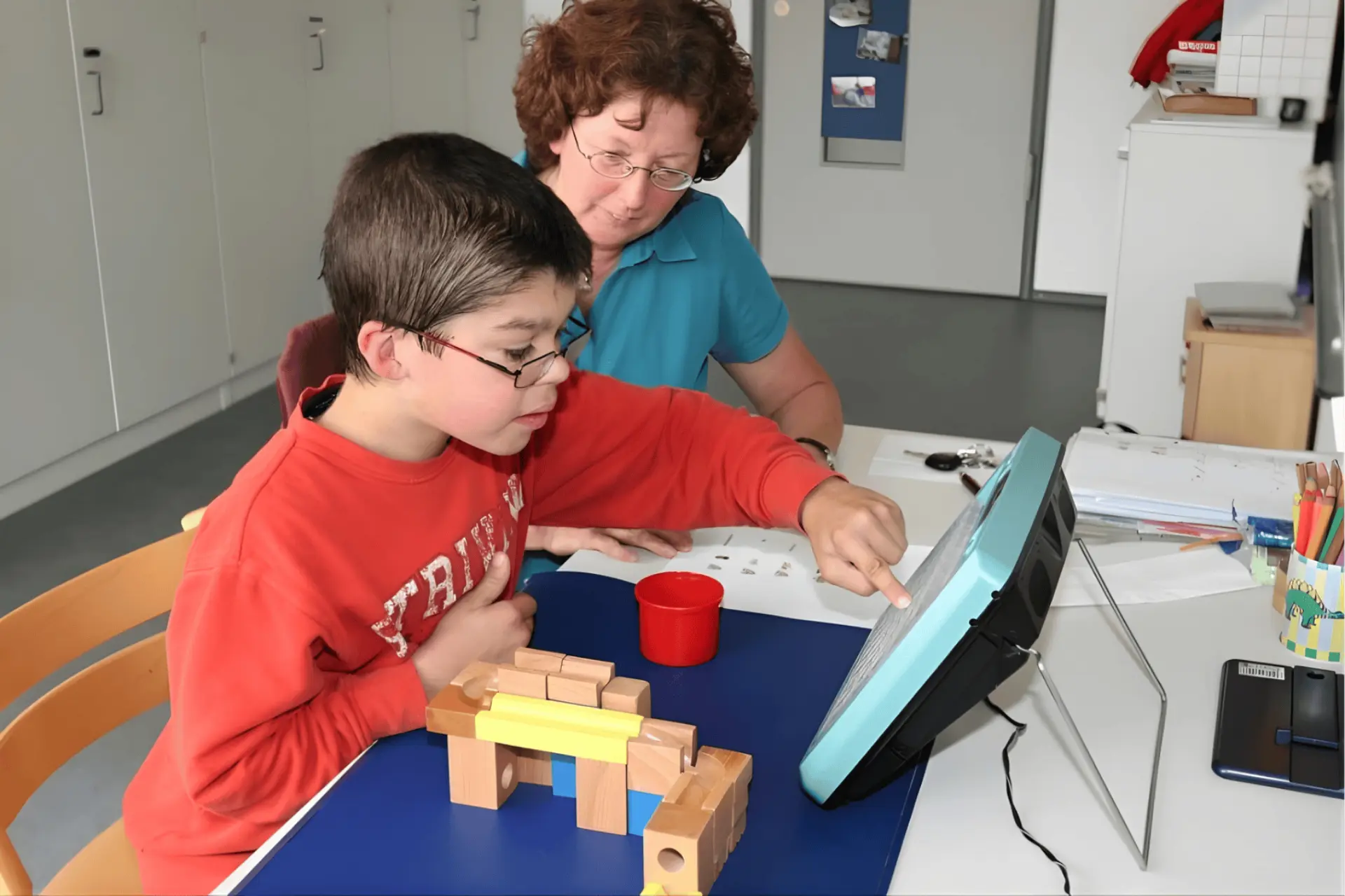 Logopädie: Kind macht Übungen mit Therapeutin