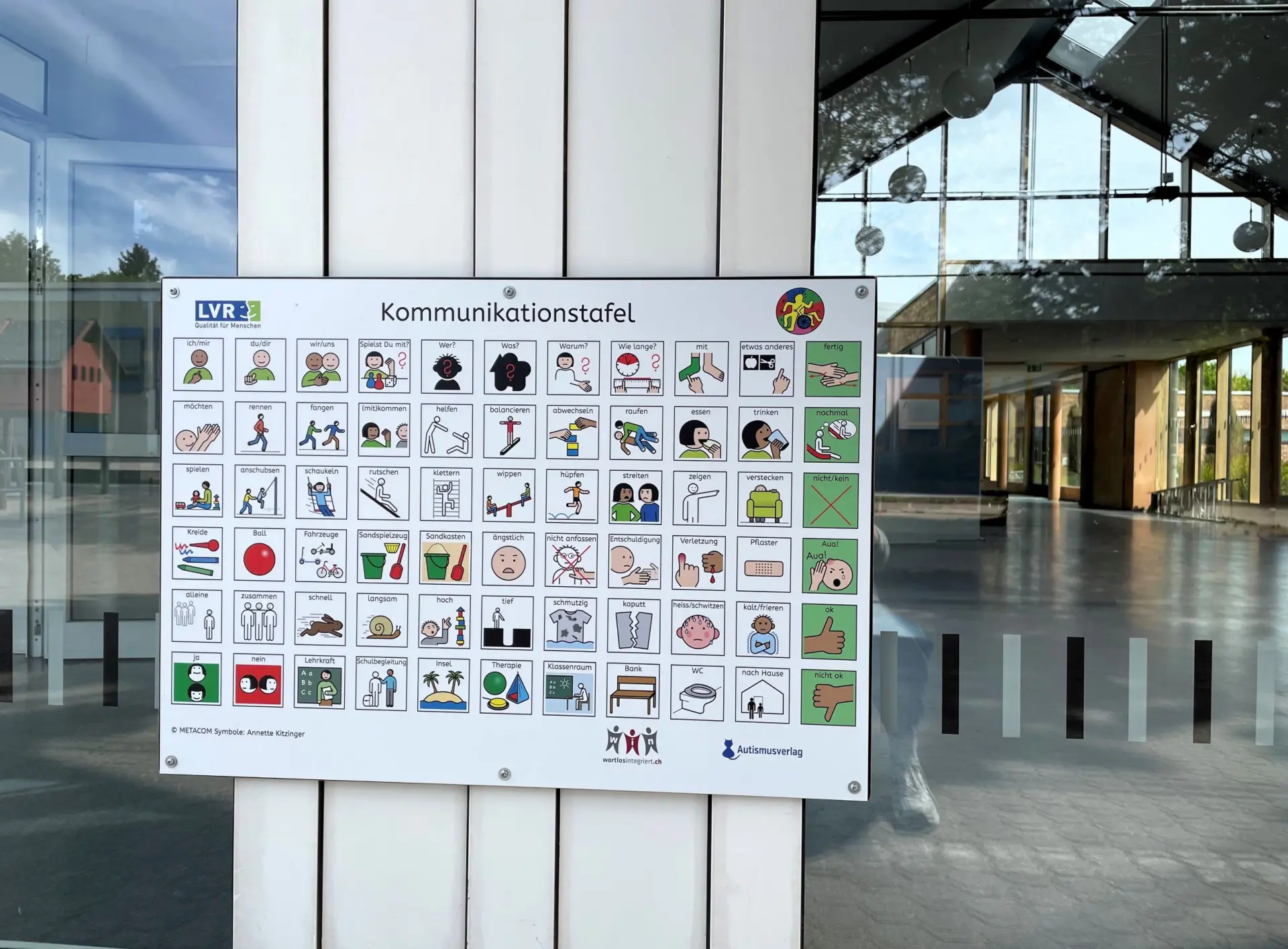 Unterstützte Kommunikation: Kommunikationstafel mit Symbolen auf dem Schulhof