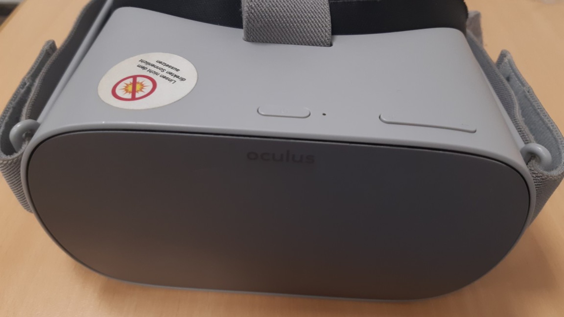 Eine VR-Brille liegt auf einem Tisch.